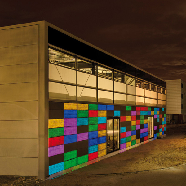 Fassade aus hinterleuchtetem, transluzentem Beton an der RWTH Aachen