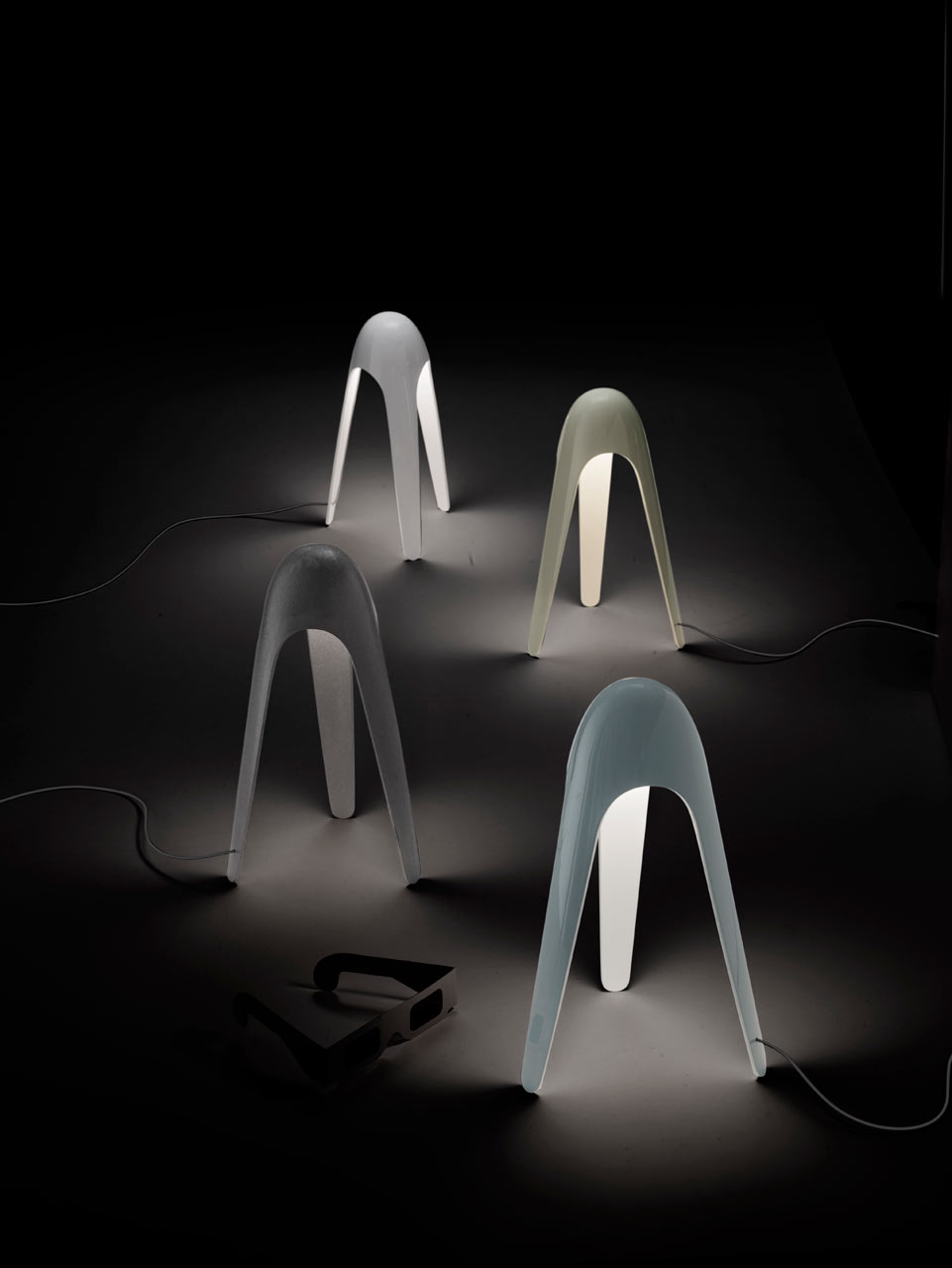 https://detail-cdn.s3.eu-central-1.amazonaws.com/media/catalog/product/M/A/MARTINELLI-LUCE-Cyborg-Lamp-Karim-Rashid-2.jpg?width=437&height=582&store=de_de&image-type=image