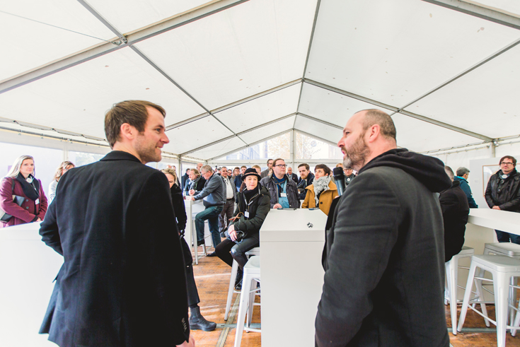 Dr. Daniel Lohmann und Prof. Norbert Hanenberg präsentieren ihre Forschungsergebnisse vor Ort; Foto: Lichthalle Krefeld