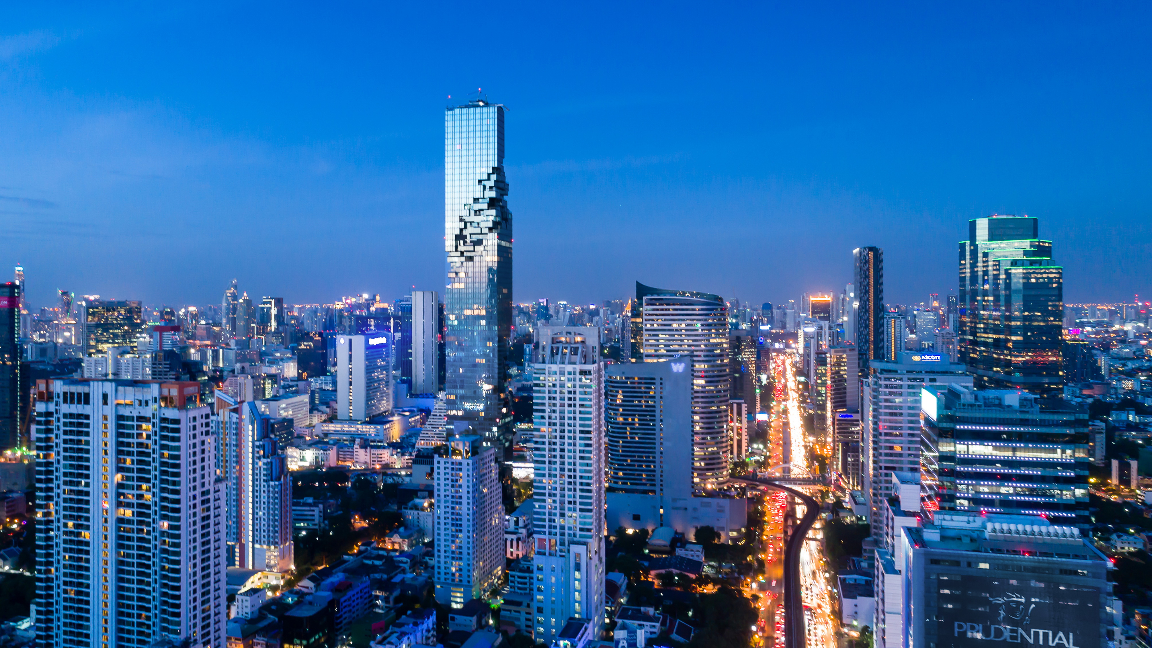 https://detail-cdn.s3.eu-central-1.amazonaws.com/media/catalog/product/M/a/MahaNakhon_by_Buro_Ole_Scheeren__c__Buro-OS_01_Photo_by_Srirath_Somsawat.jpg?width=437&height=582&store=de_de&image-type=image