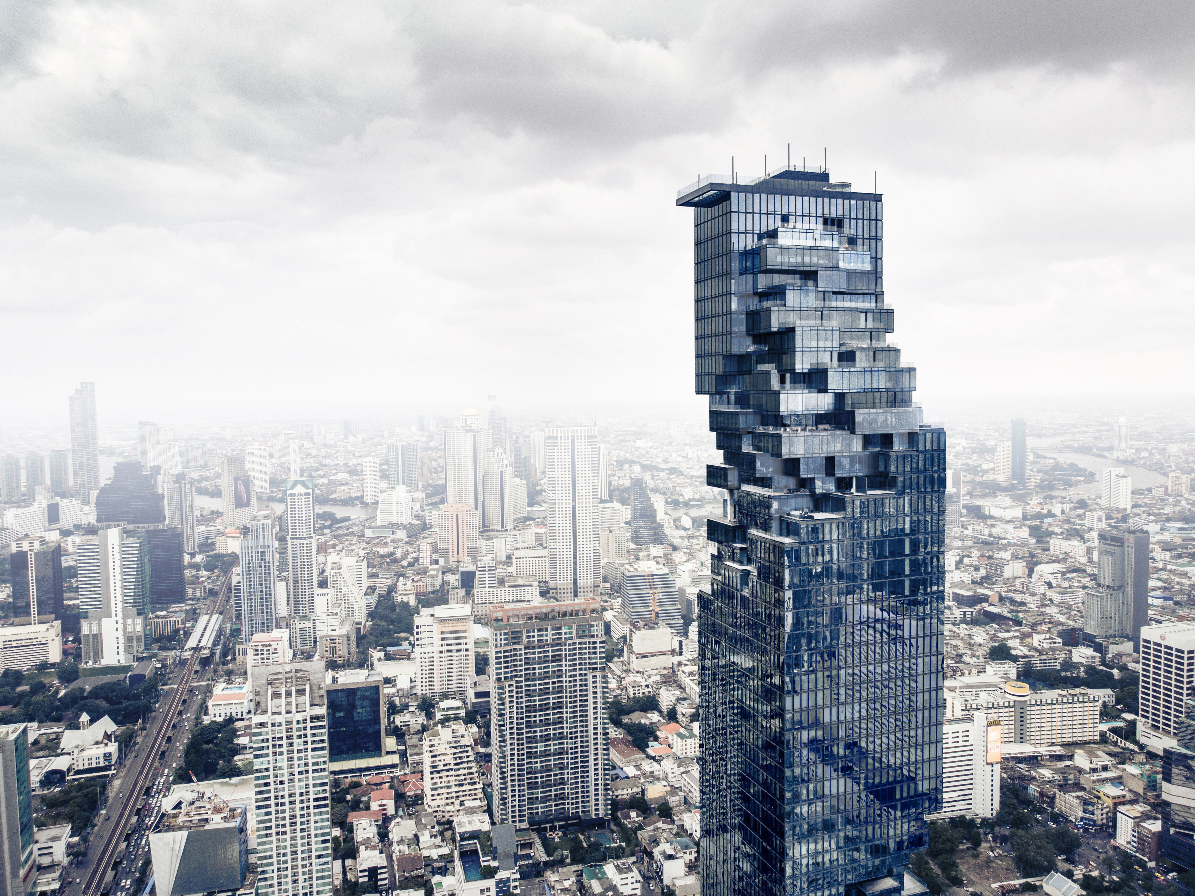 https://detail-cdn.s3.eu-central-1.amazonaws.com/media/catalog/product/M/a/MahaNakhon_by_Buro_Ole_Scheeren__c__Buro-OS_09_Photo_by_Maxx_Nikonov.jpg?width=437&height=582&store=de_de&image-type=image