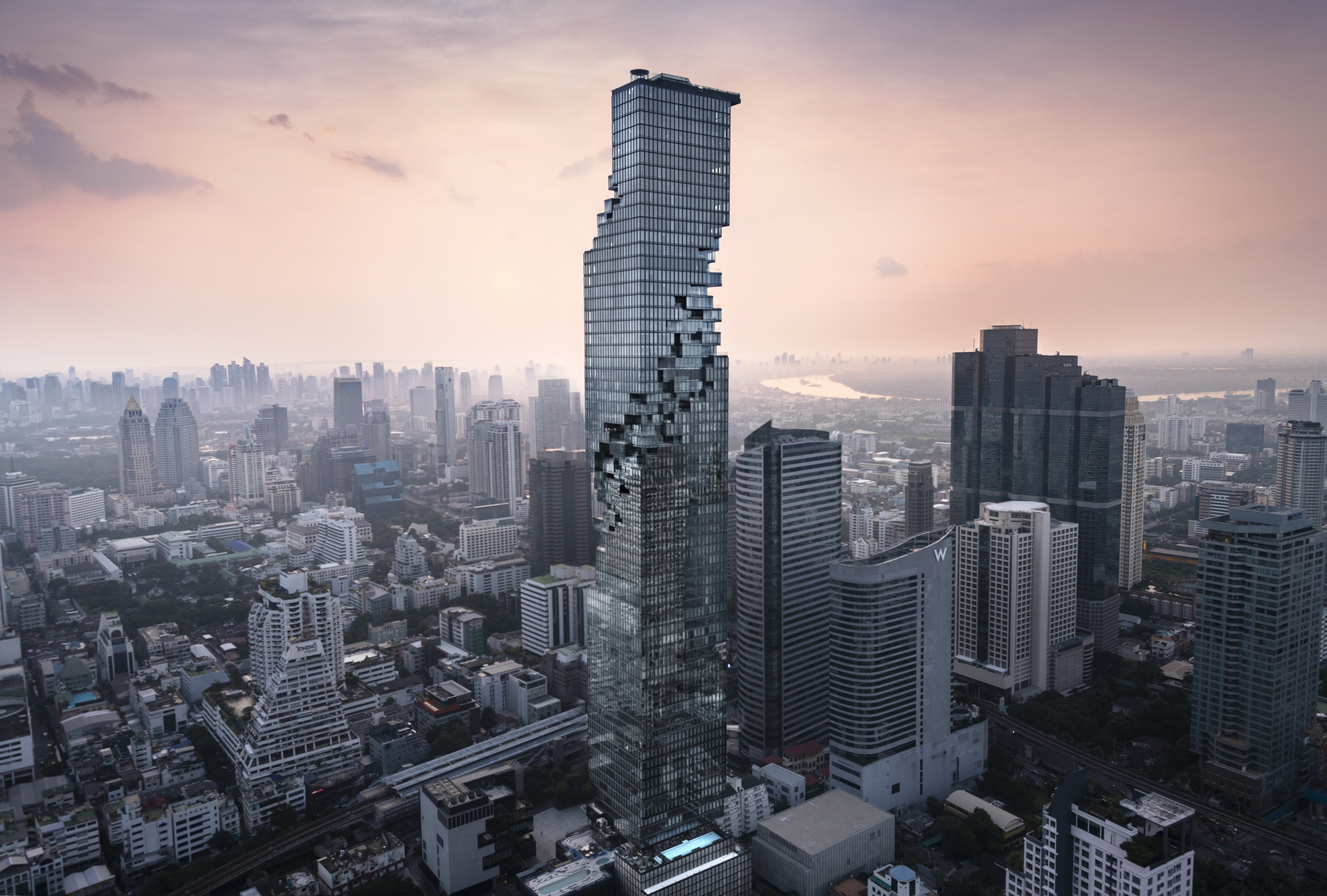 https://detail-cdn.s3.eu-central-1.amazonaws.com/media/catalog/product/M/a/MahaNakhon_by_Buro_Ole_Scheeren__c__Buro-OS_13_Photo_by_Wison_Tungthunya.jpg?width=437&height=582&store=de_de&image-type=image
