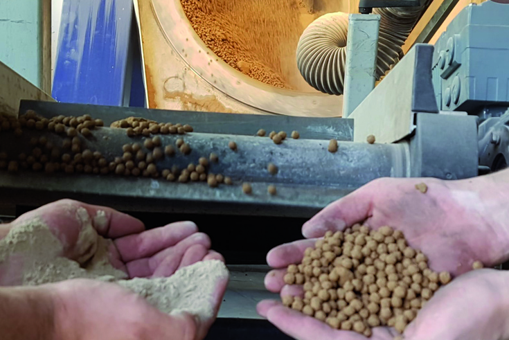 Mittels einer gängigen Pelletieranlage entsteht aus Wüstensand ein für die Betonherstellung geeignetes Produkt (Foto: MultiCON)