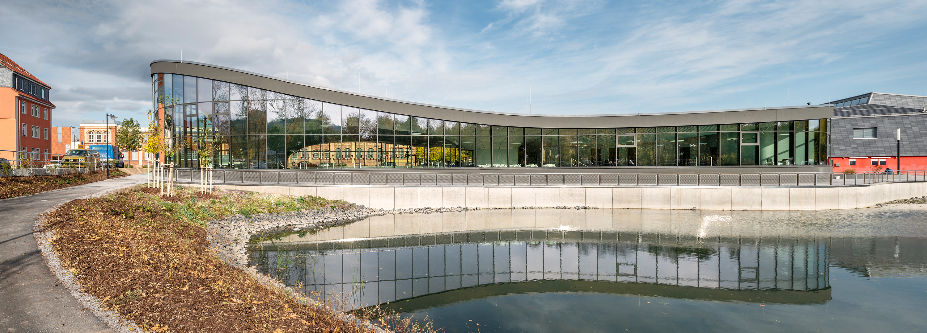 https://detail-cdn.s3.eu-central-1.amazonaws.com/media/catalog/product/N/e/Neue-Schwimmhalle-Ilmenau-Studio-Gollwitzer-Architekten-00_T1500_Ansicht_von_Su__dseite_Kopie.jpg?width=437&height=582&store=de_de&image-type=image