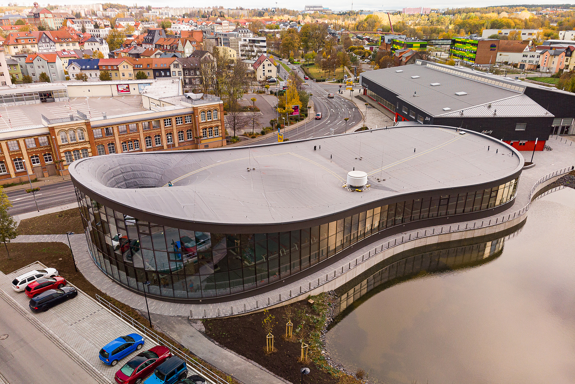 https://detail-cdn.s3.eu-central-1.amazonaws.com/media/catalog/product/N/e/Neue-Schwimmhalle-Ilmenau-Studio-Gollwitzer-Architekten-00_T735_Luftbild_Kopie.jpg?width=437&height=582&store=de_en&image-type=image