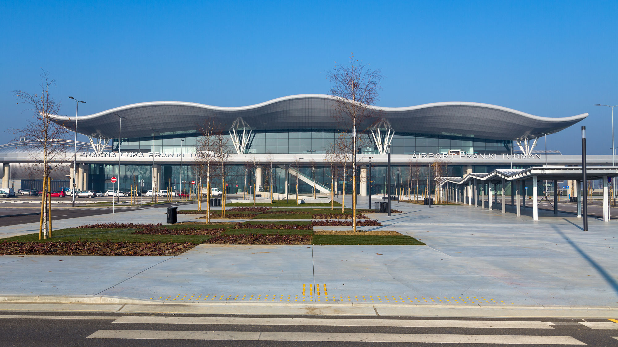 https://detail-cdn.s3.eu-central-1.amazonaws.com/media/catalog/product/N/e/New-Passenger-Terminal-at-Franjo-Tudman-International-Airport-Zagreb_exterior-10_author_Damir-Fabijanic_1.jpg?width=437&height=582&store=de_en&image-type=image