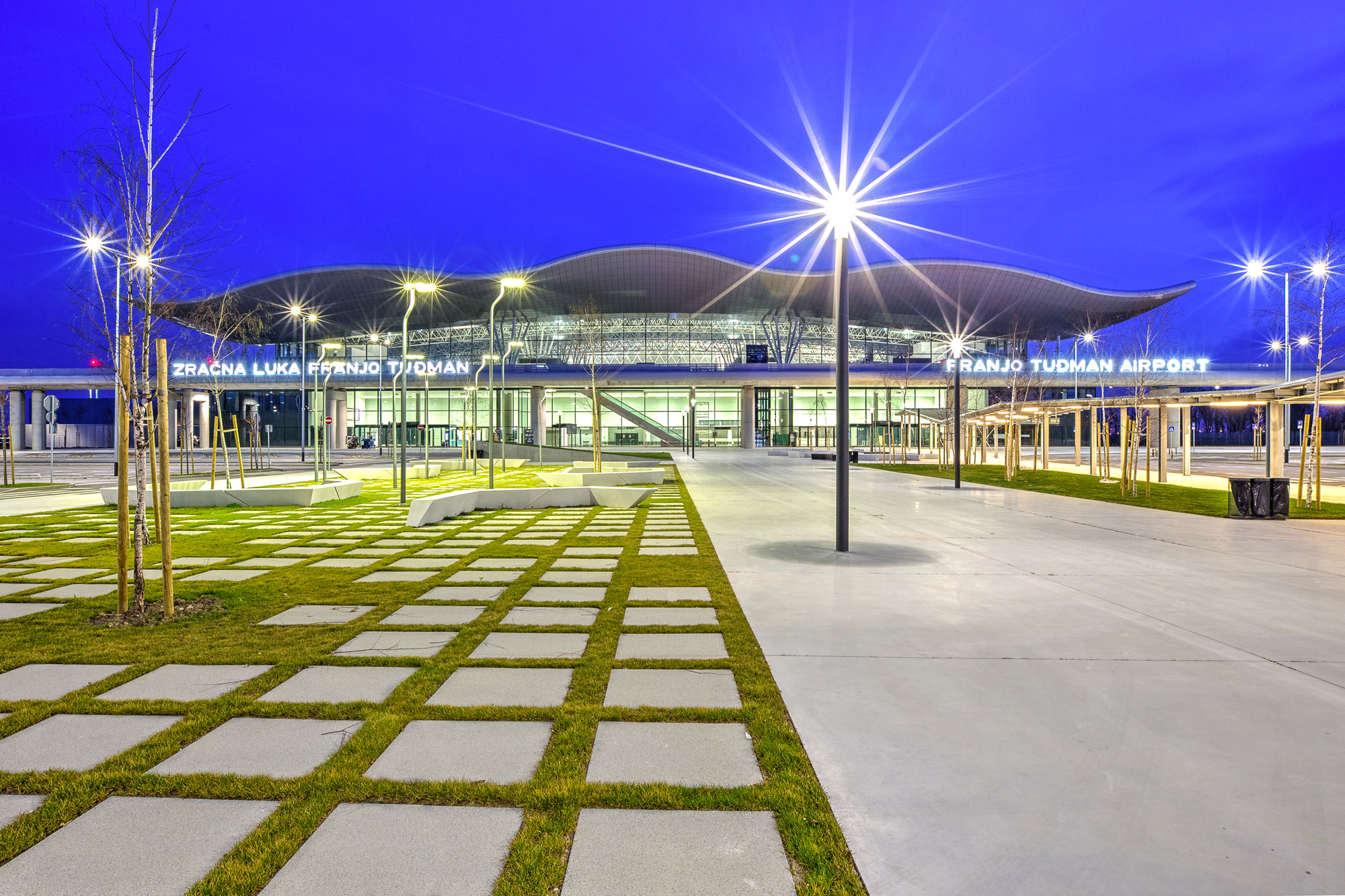 https://detail-cdn.s3.eu-central-1.amazonaws.com/media/catalog/product/N/e/New-Passenger-Terminal-at-Franjo-Tudman-International-Airport-Zagreb_exterior-10_author_Josip-Skof.jpg?width=437&height=582&store=de_de&image-type=image