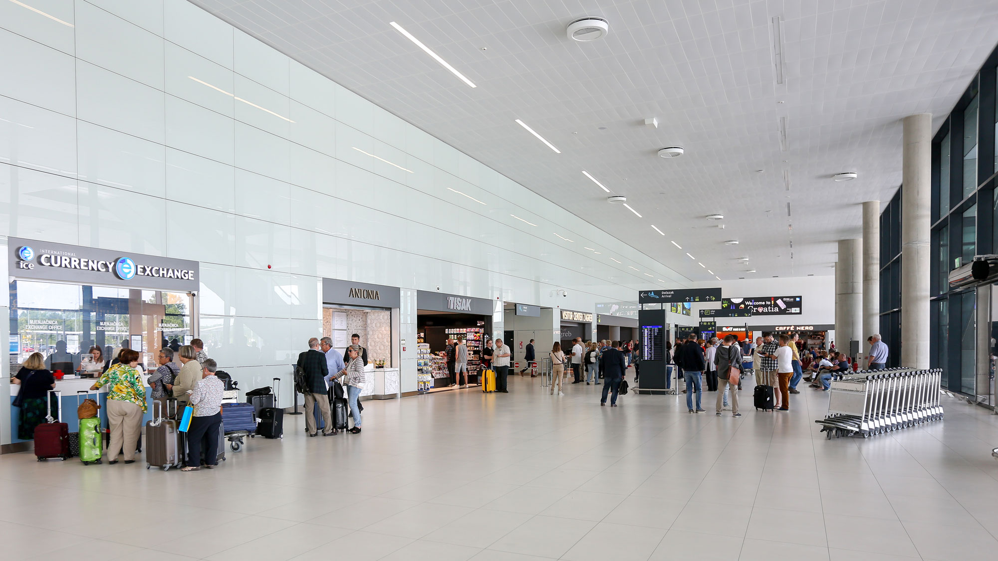 https://detail-cdn.s3.eu-central-1.amazonaws.com/media/catalog/product/N/e/New-Passenger-Terminal-at-Franjo-Tudman-International-Airport-Zagreb_interior-23_author_Josip-Skof_1.jpg?width=437&height=582&store=de_en&image-type=image