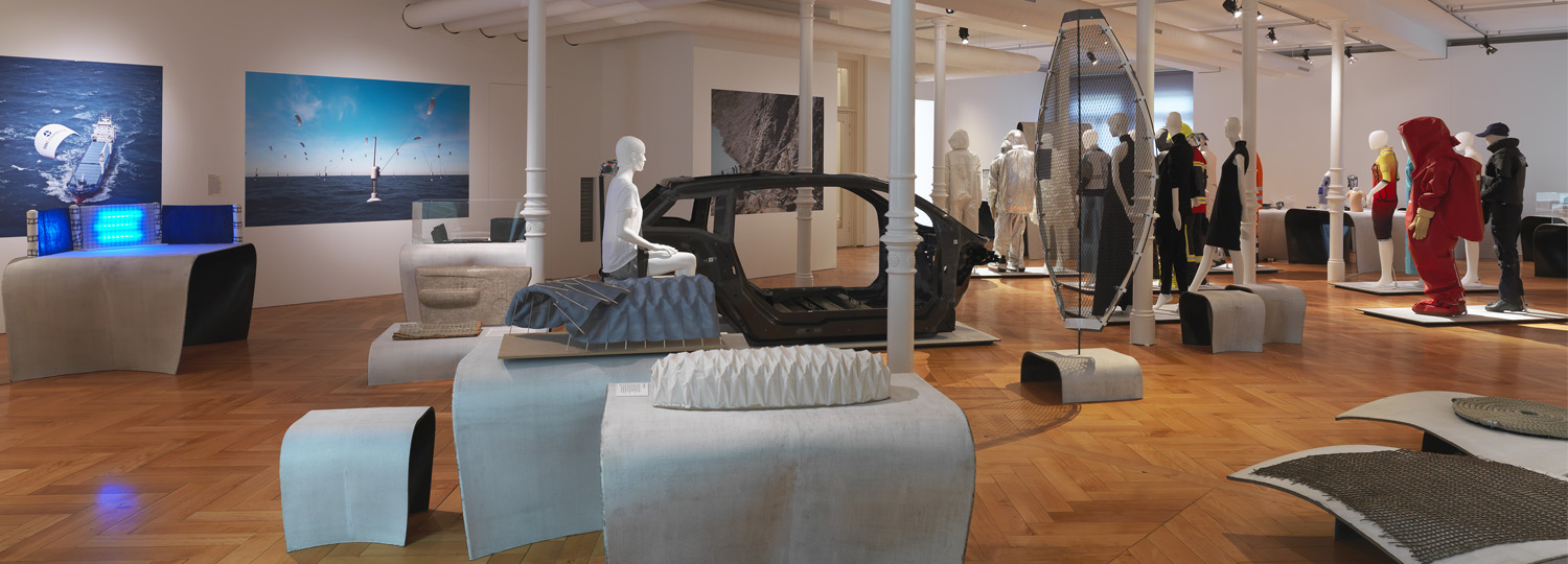 Ausstellung »Neue Stoffe - New Stuff«: Ein weites Einsetzfeld für technische
Textilien stellen die Architektur,  Medizintechnik und Mobilität dar (Foto: Jürg Zürcher)