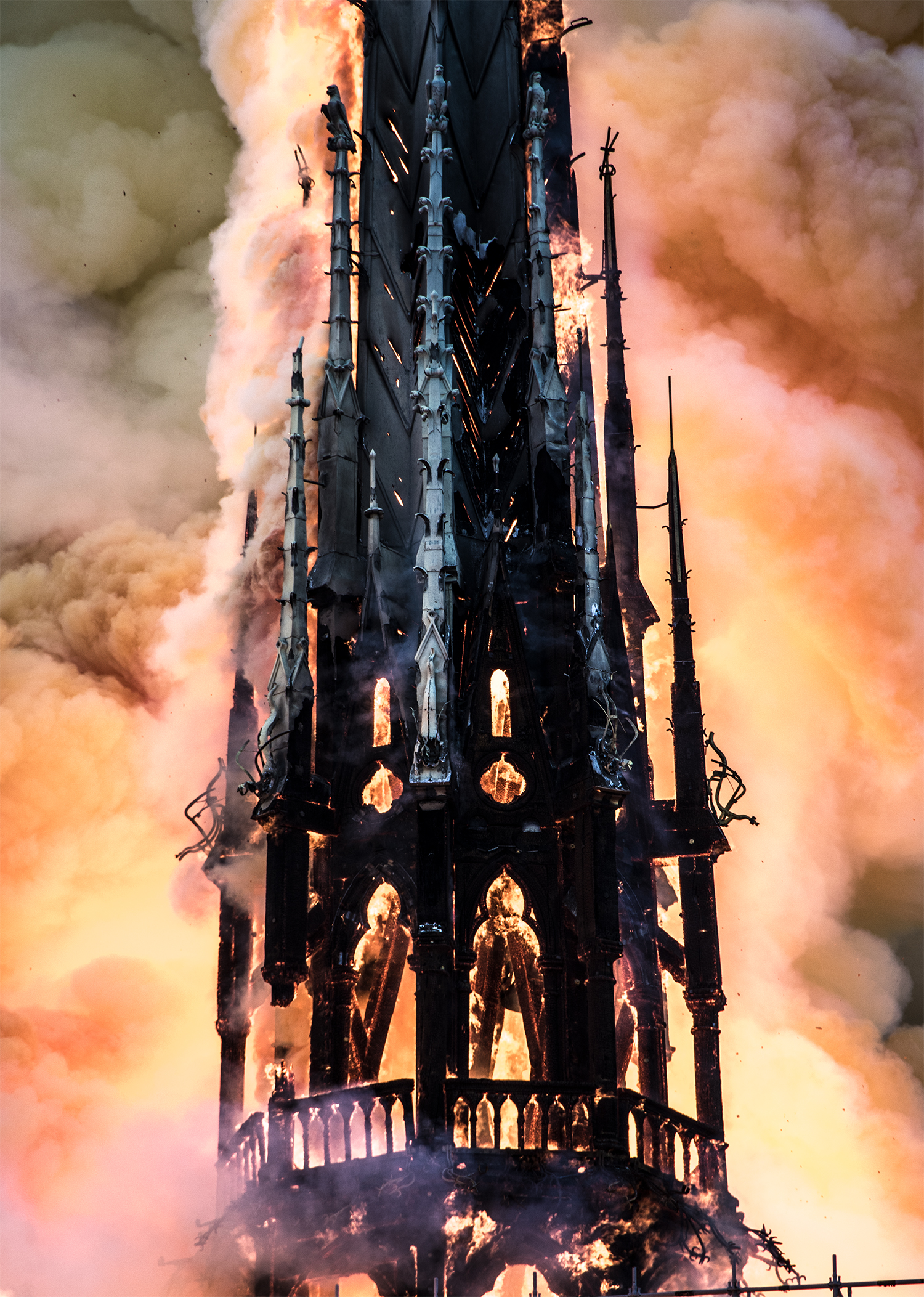 https://detail-cdn.s3.eu-central-1.amazonaws.com/media/catalog/product/N/o/Notre-Dame-Fleche-en-feu-Spire-on-Fire-03.jpg?width=437&height=582&store=de_de&image-type=image