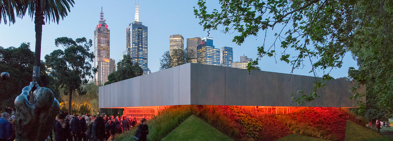 https://detail-cdn.s3.eu-central-1.amazonaws.com/media/catalog/product/O/M/OMA-MPavilion-Melbourne-Teaser-1500.jpg?width=437&height=582&store=de_de&image-type=image
