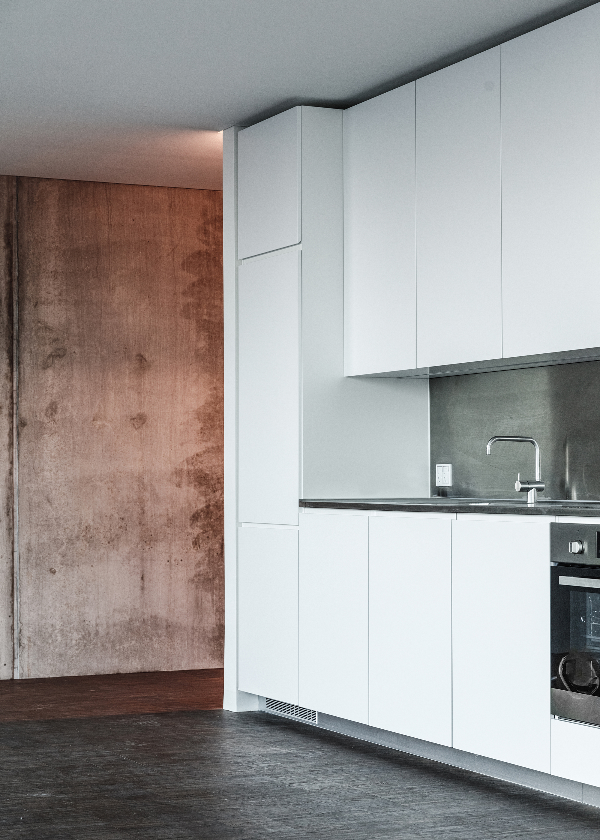 https://detail-cdn.s3.eu-central-1.amazonaws.com/media/catalog/product/O/M/OMA-hyperneutral-38_BLOX-photo-Rasmus-Hjortshoj_apartments_kitchen_area_1.jpg?width=437&height=582&store=de_de&image-type=image