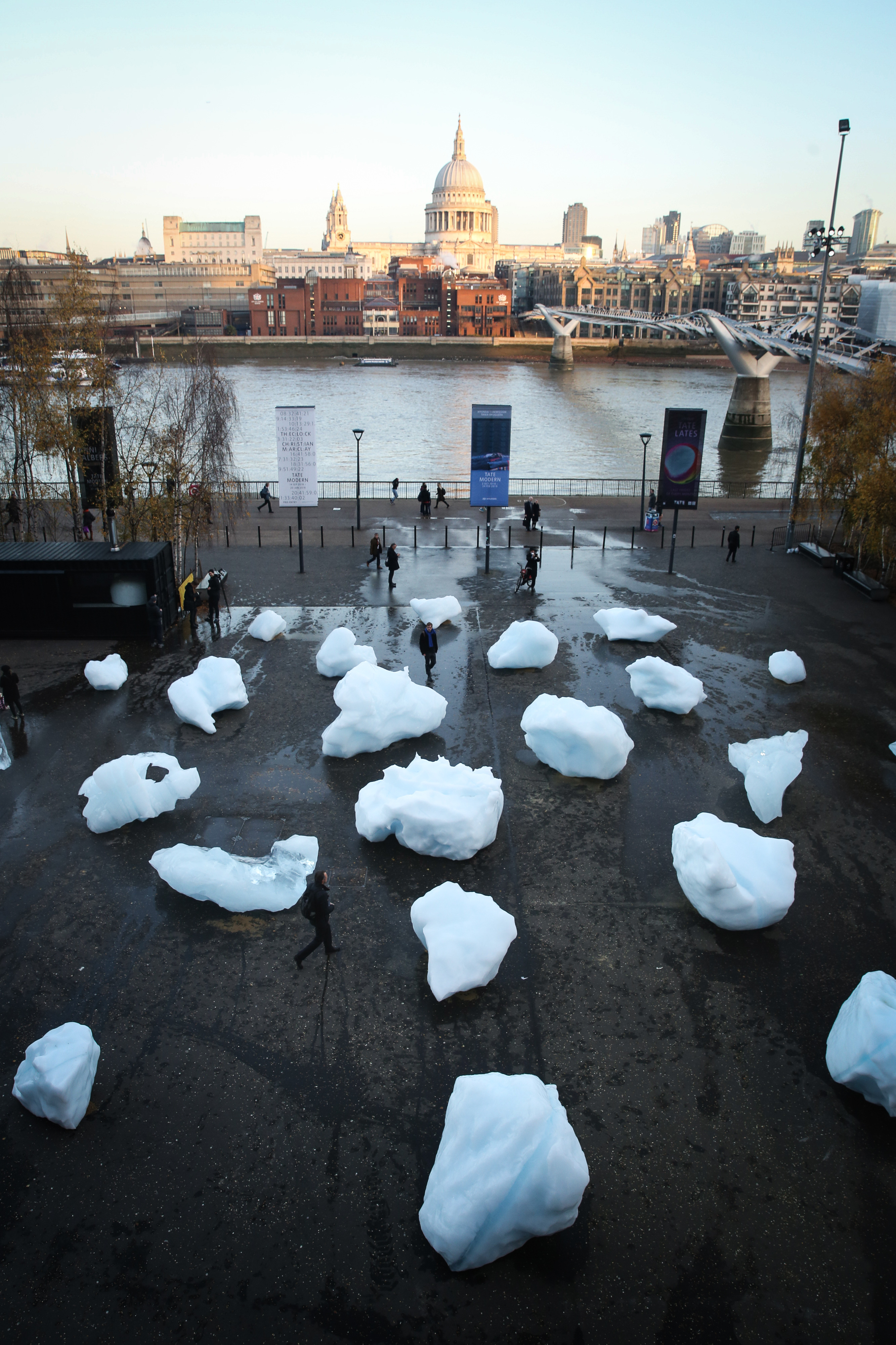 https://detail-cdn.s3.eu-central-1.amazonaws.com/media/catalog/product/O/l/Olafur_Eliasson_Ice_Watch-16.jpg?width=437&height=582&store=de_de&image-type=image