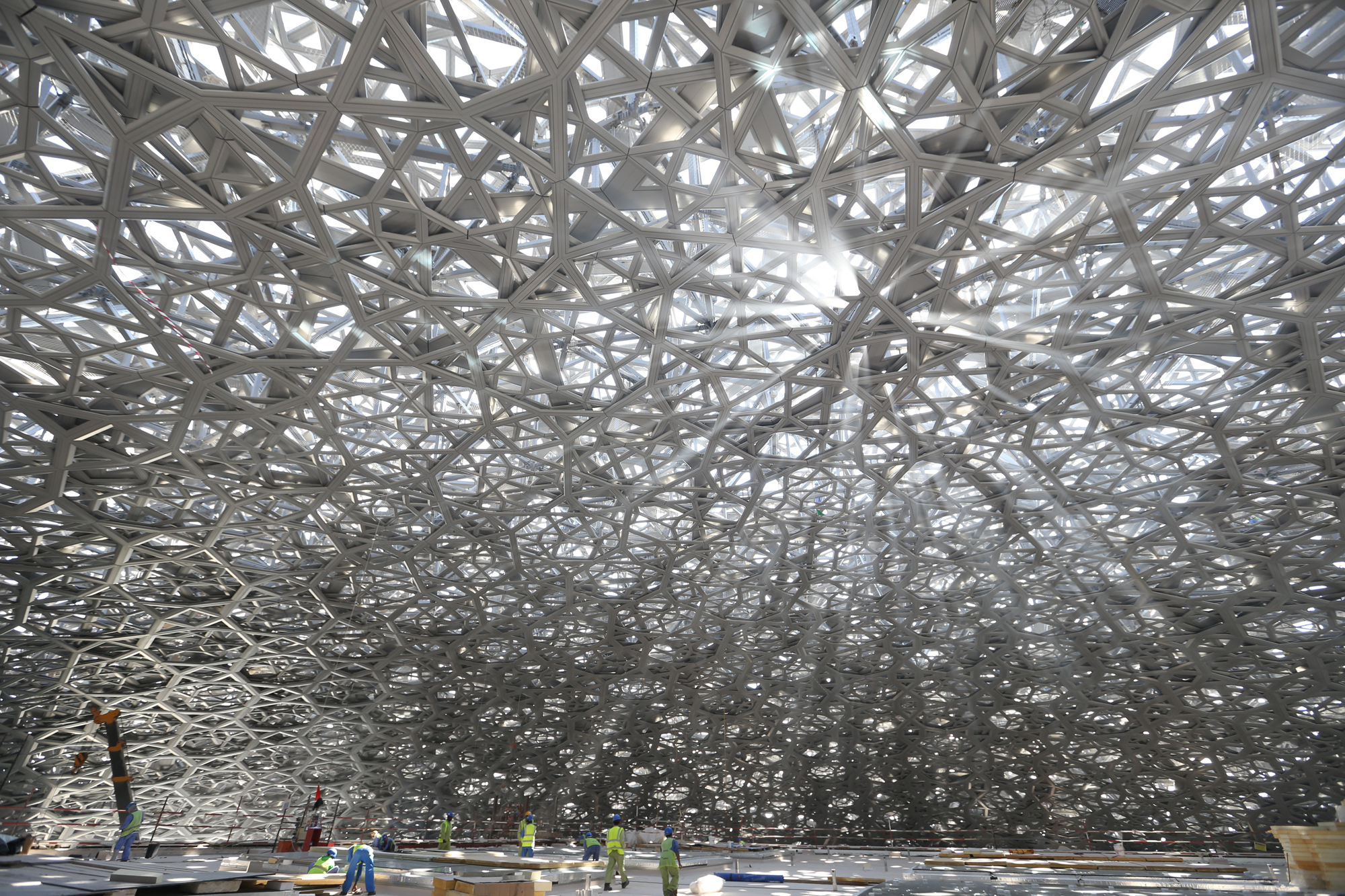 https://detail-cdn.s3.eu-central-1.amazonaws.com/media/catalog/product/P/l/Plus-4-2017-Louvre-Abu-Dhabi-28.jpg?width=437&height=582&store=de_de&image-type=image