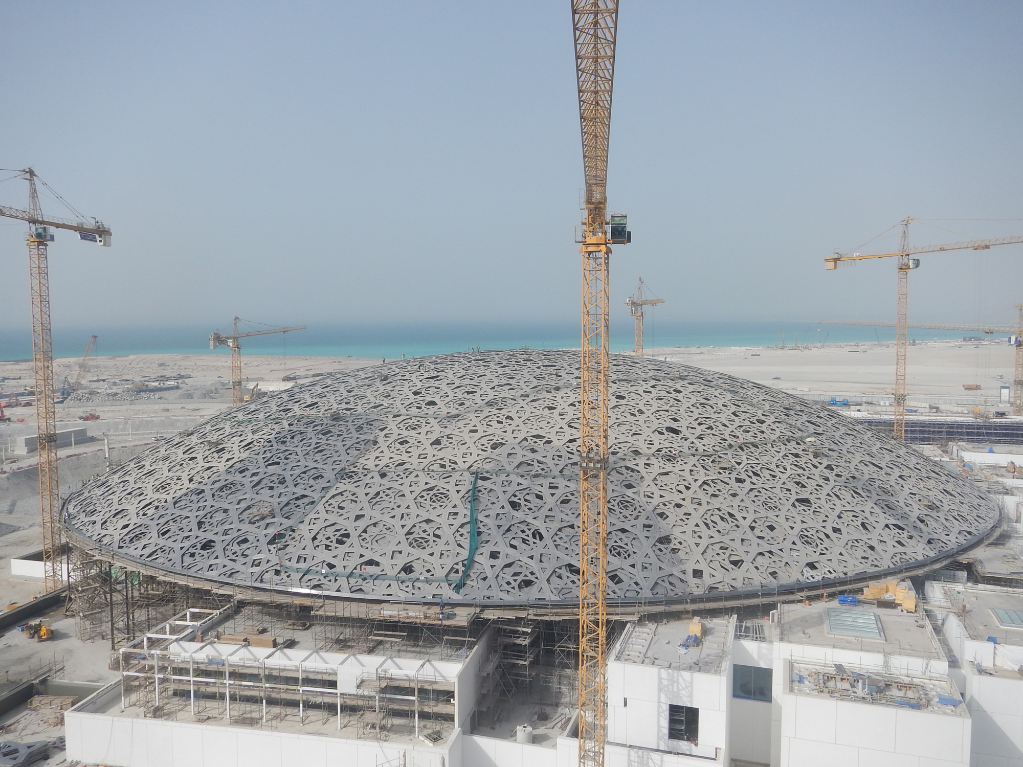 https://detail-cdn.s3.eu-central-1.amazonaws.com/media/catalog/product/P/l/Plus-4-2017-Louvre-Abu-Dhabi-29.jpg?width=437&height=582&store=de_de&image-type=image