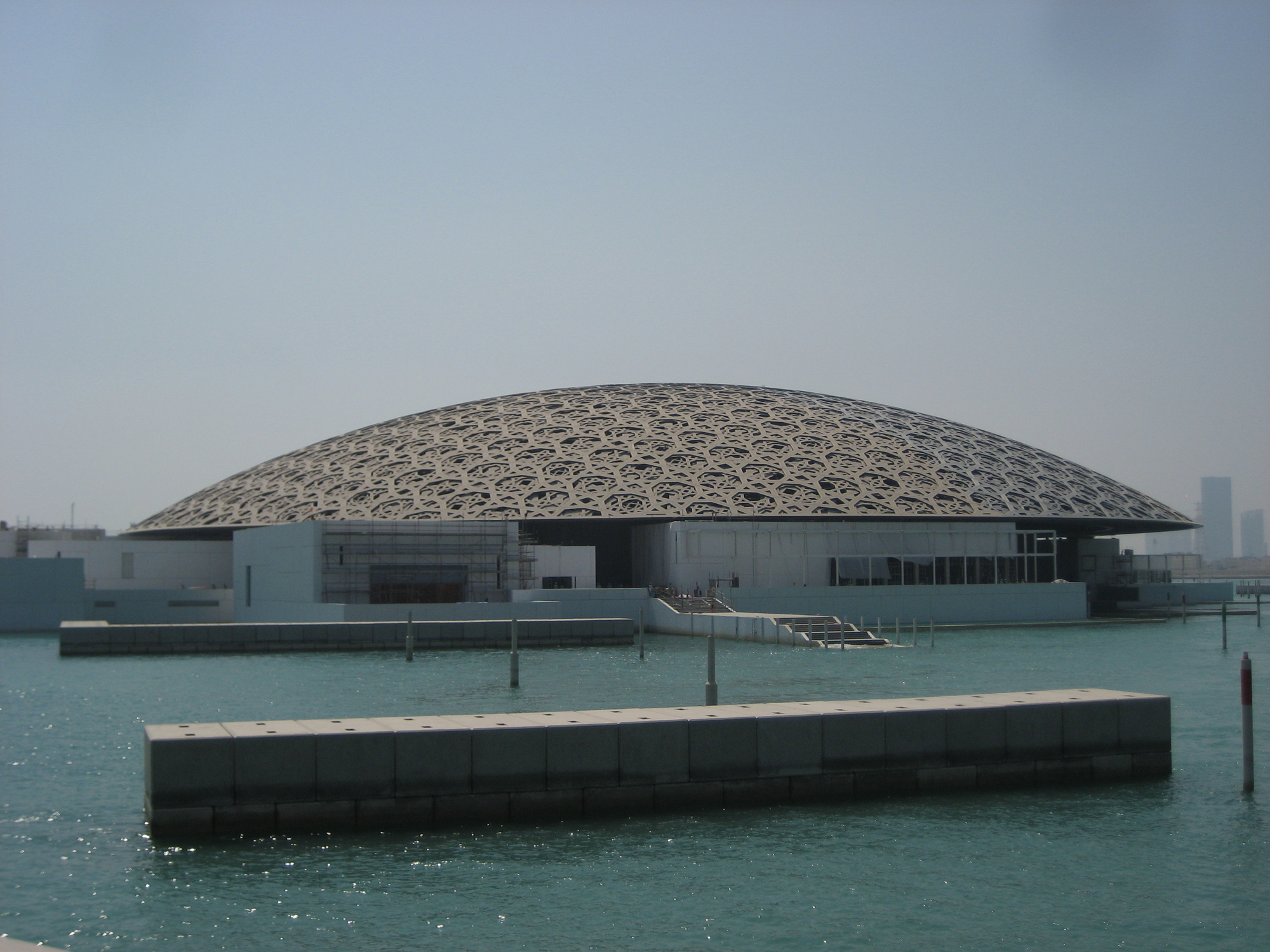 https://detail-cdn.s3.eu-central-1.amazonaws.com/media/catalog/product/P/l/Plus-4-2017-Louvre-Abu-Dhabi-30_1.jpg?width=437&height=582&store=de_en&image-type=image