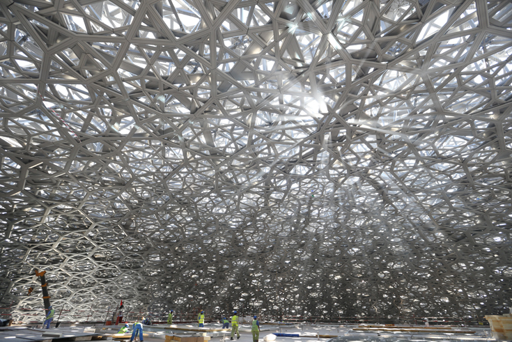 https://detail-cdn.s3.eu-central-1.amazonaws.com/media/catalog/product/P/l/Plus-4-2017-Louvre-Abu-Dhabi-Teaser-klein.jpg?width=437&height=582&store=de_de&image-type=image
