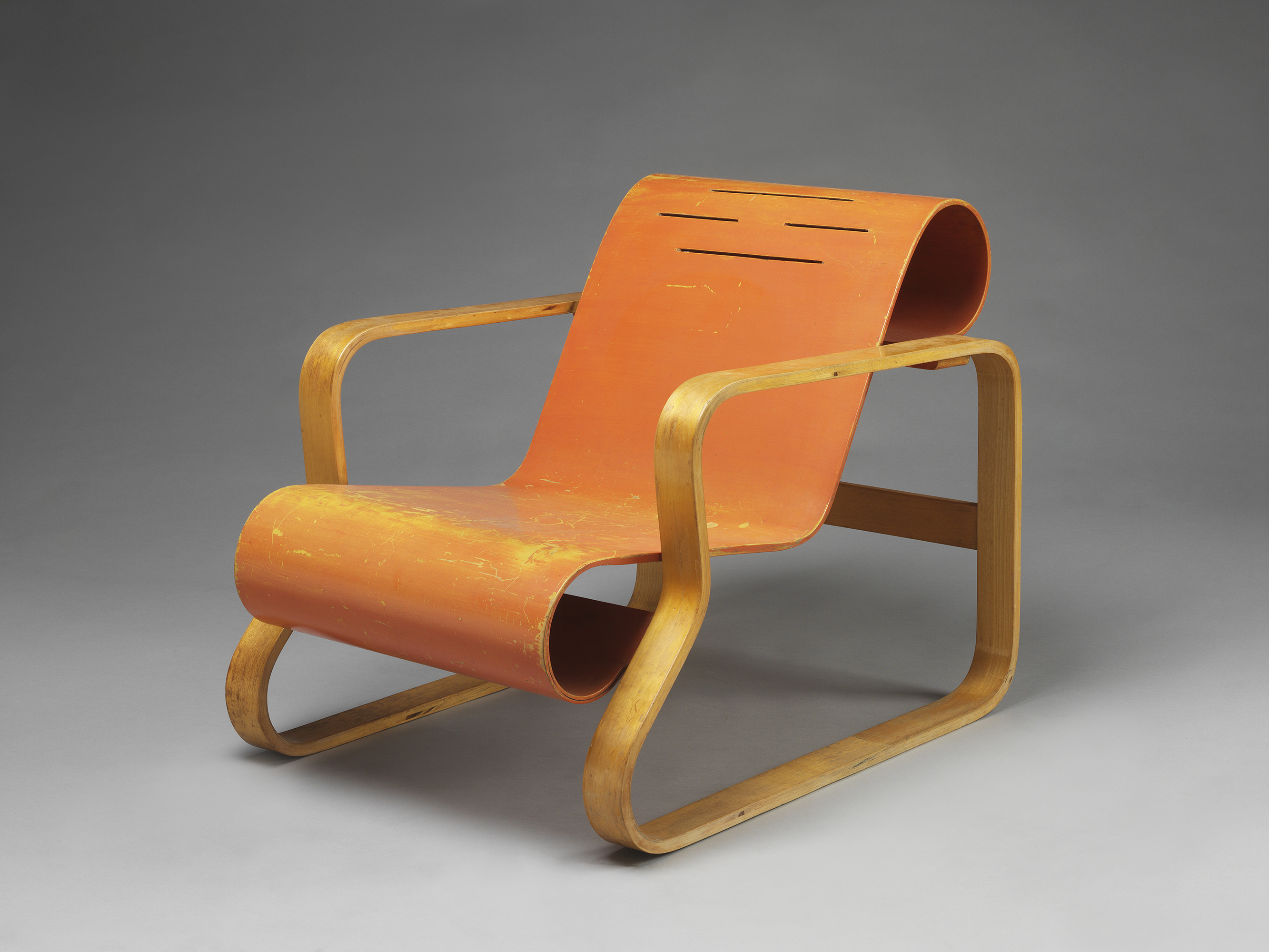 https://detail-cdn.s3.eu-central-1.amazonaws.com/media/catalog/product/P/l/Plywood-Exhibition-VA-Museum-07-2-Alvar-Aalto-armchair.jpg?width=437&height=582&store=de_de&image-type=image