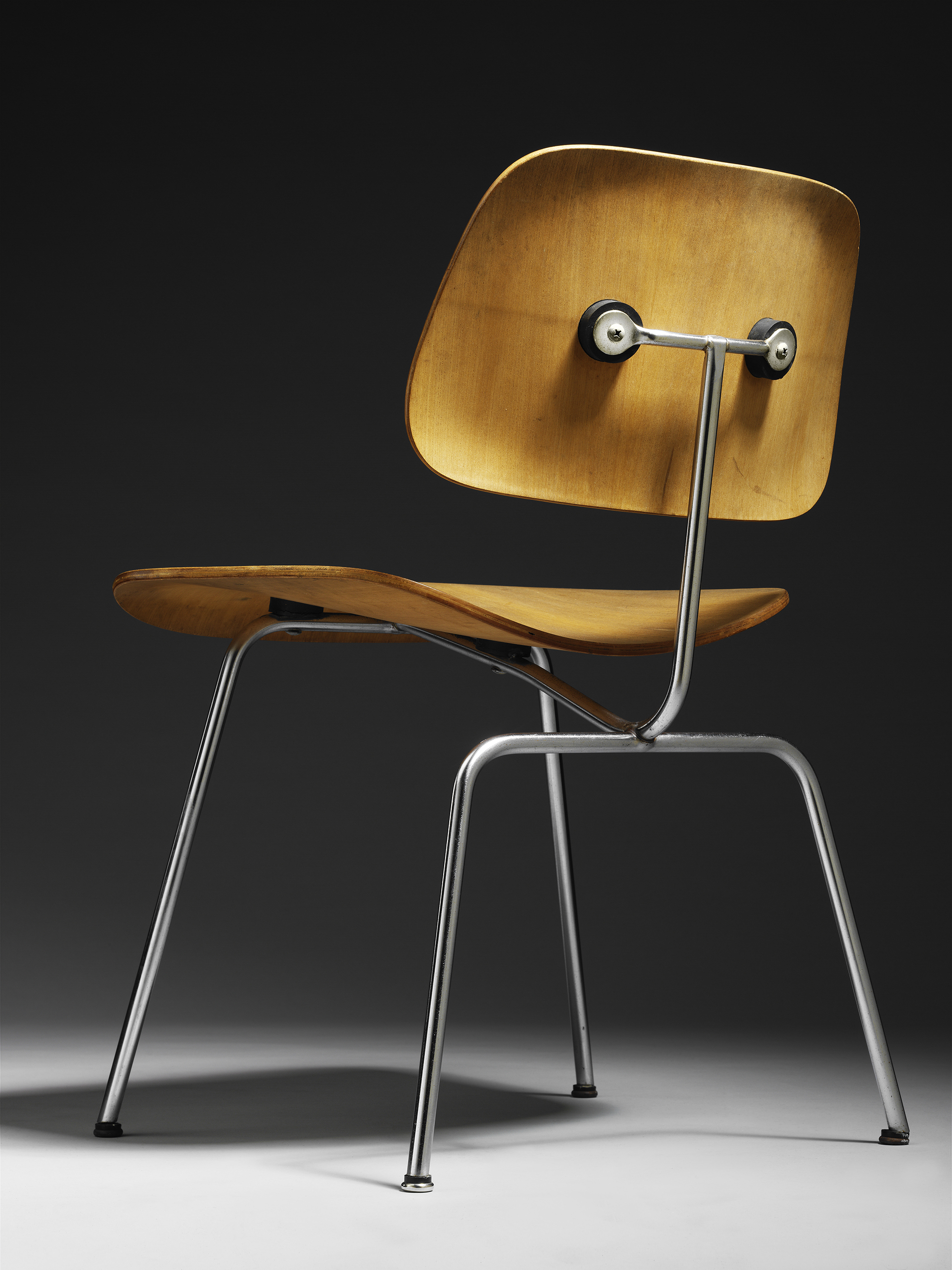 https://detail-cdn.s3.eu-central-1.amazonaws.com/media/catalog/product/P/l/Plywood-Exhibition-VA-Museum-09-Charles-Ray-Eames-1947.jpg?width=437&height=582&store=de_de&image-type=image