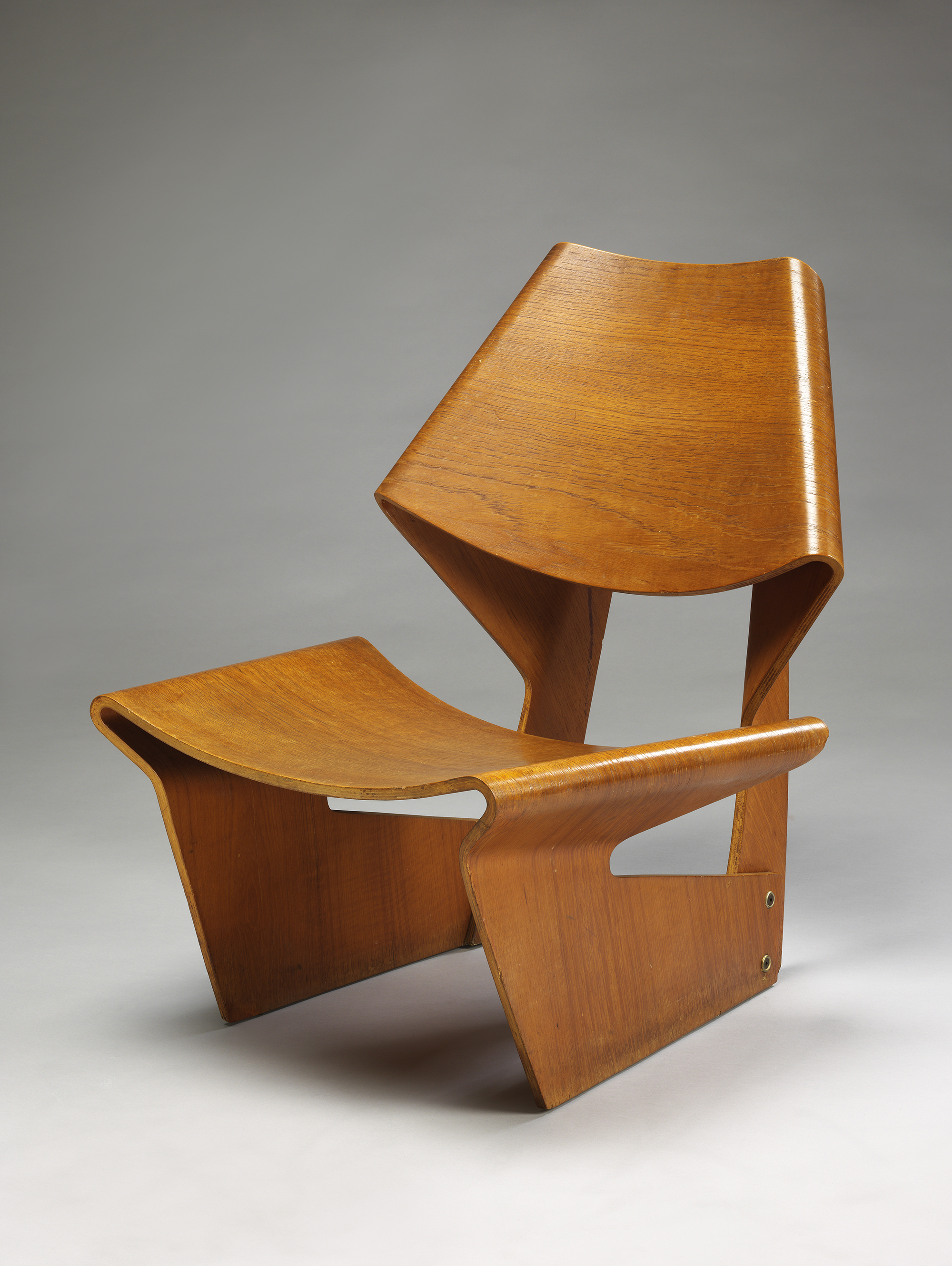 https://detail-cdn.s3.eu-central-1.amazonaws.com/media/catalog/product/P/l/Plywood-Exhibition-VA-Museum-10-Moulded-plywood-chair-Grete-Jalk-1963.jpg?width=437&height=582&store=de_de&image-type=image