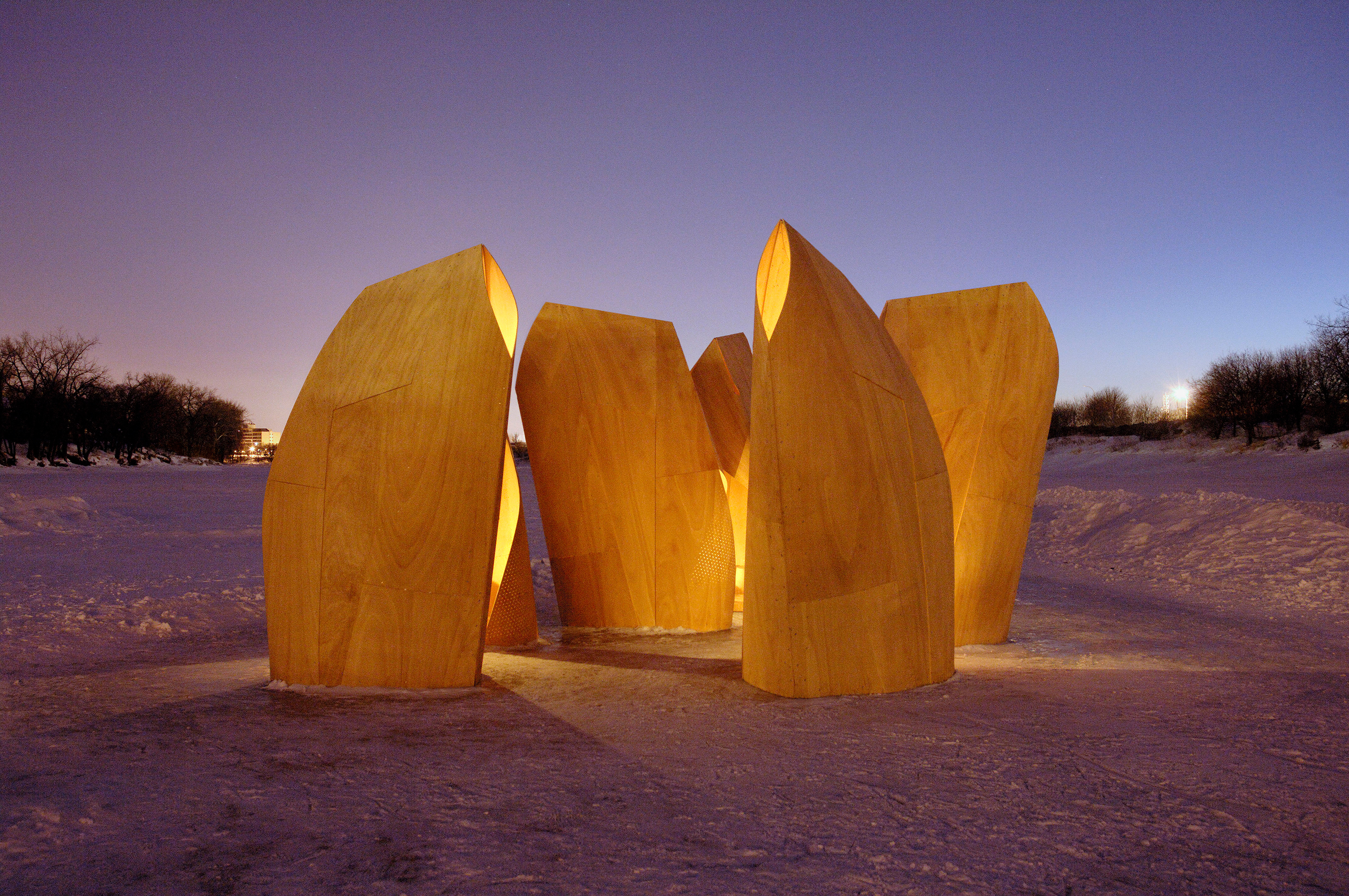https://detail-cdn.s3.eu-central-1.amazonaws.com/media/catalog/product/P/l/Plywood-Exhibition-VA-Museum-12-Patkau-Architects-Ice-skating-shelters-2012.jpg?width=437&height=582&store=de_de&image-type=image