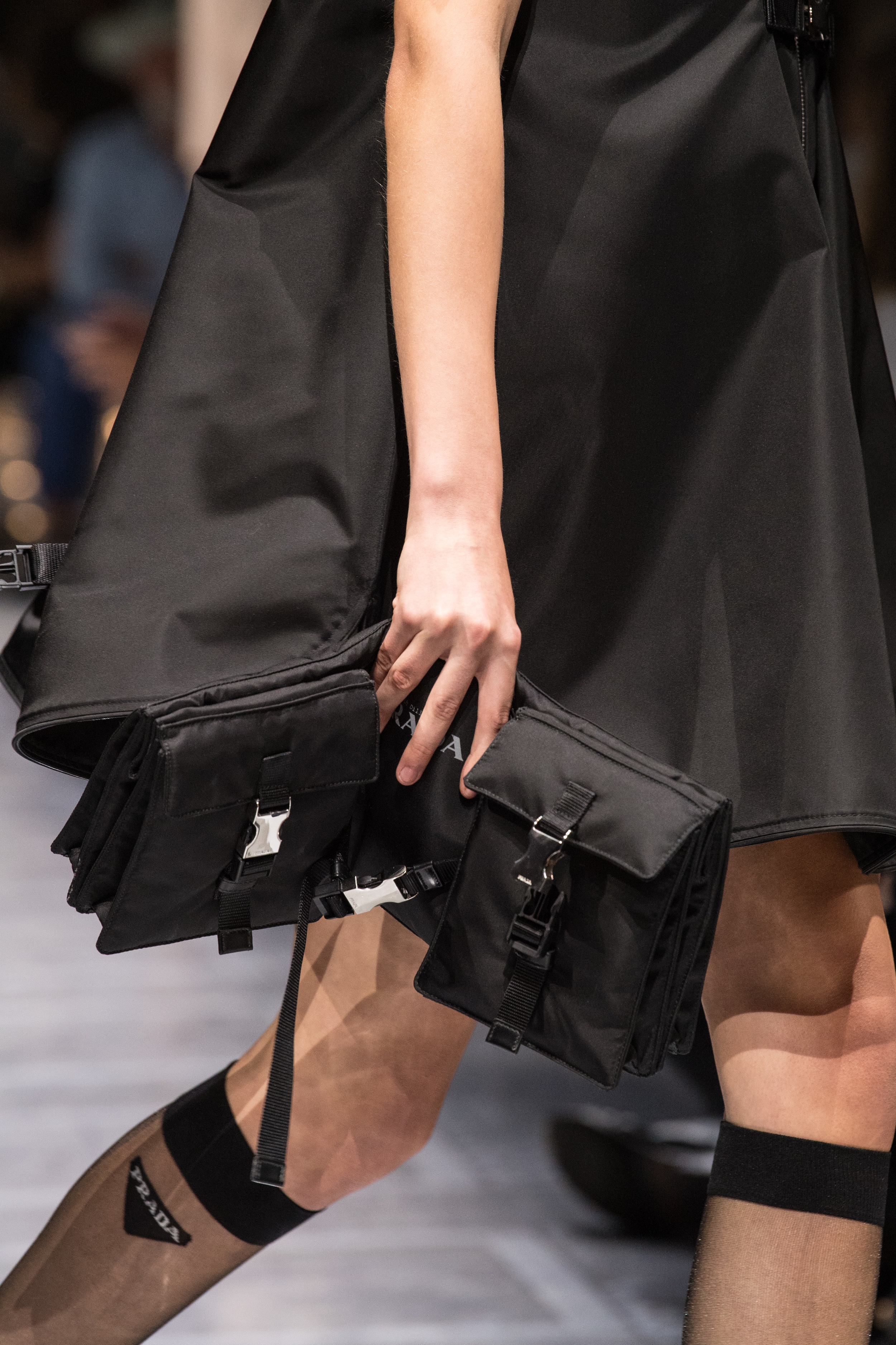 https://detail-cdn.s3.eu-central-1.amazonaws.com/media/catalog/product/P/r/Prada_Invites_W_SS19_detail_bag_E_Diller.jpg?width=437&height=582&store=de_de&image-type=image