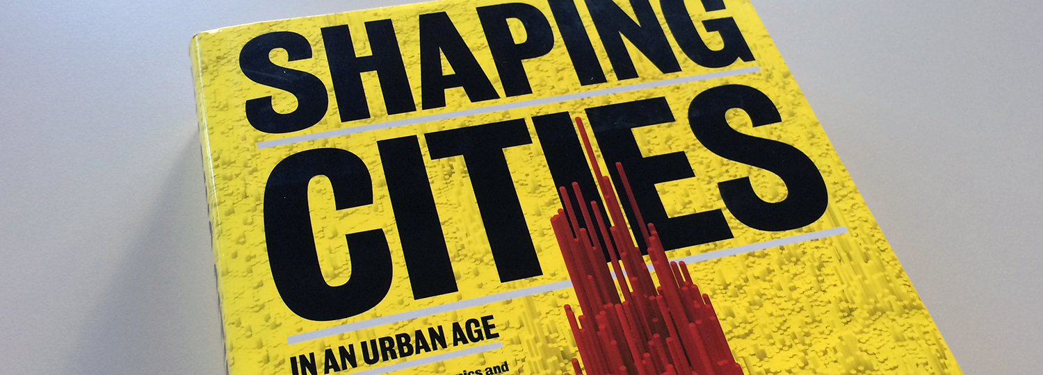 https://detail-cdn.s3.eu-central-1.amazonaws.com/media/catalog/product/R/e/Rezension-Shaping-Cities-JS-Teaser-1500_1.jpg?width=437&height=582&store=de_de&image-type=image