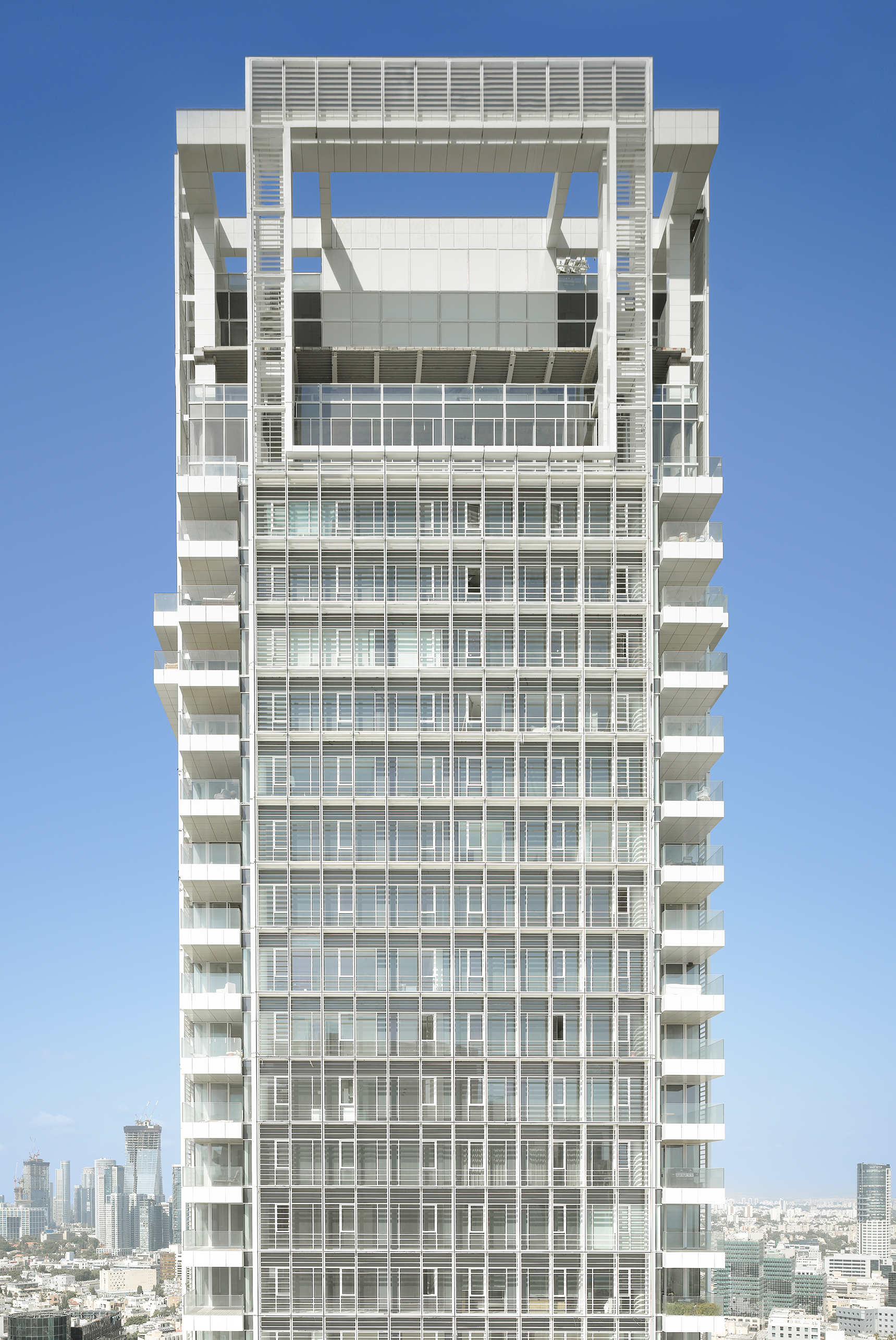 https://detail-cdn.s3.eu-central-1.amazonaws.com/media/catalog/product/R/i/Richard-Meier-Rothschild-Tower-Roland-Halbe-02_1.jpg?width=437&height=582&store=de_en&image-type=image