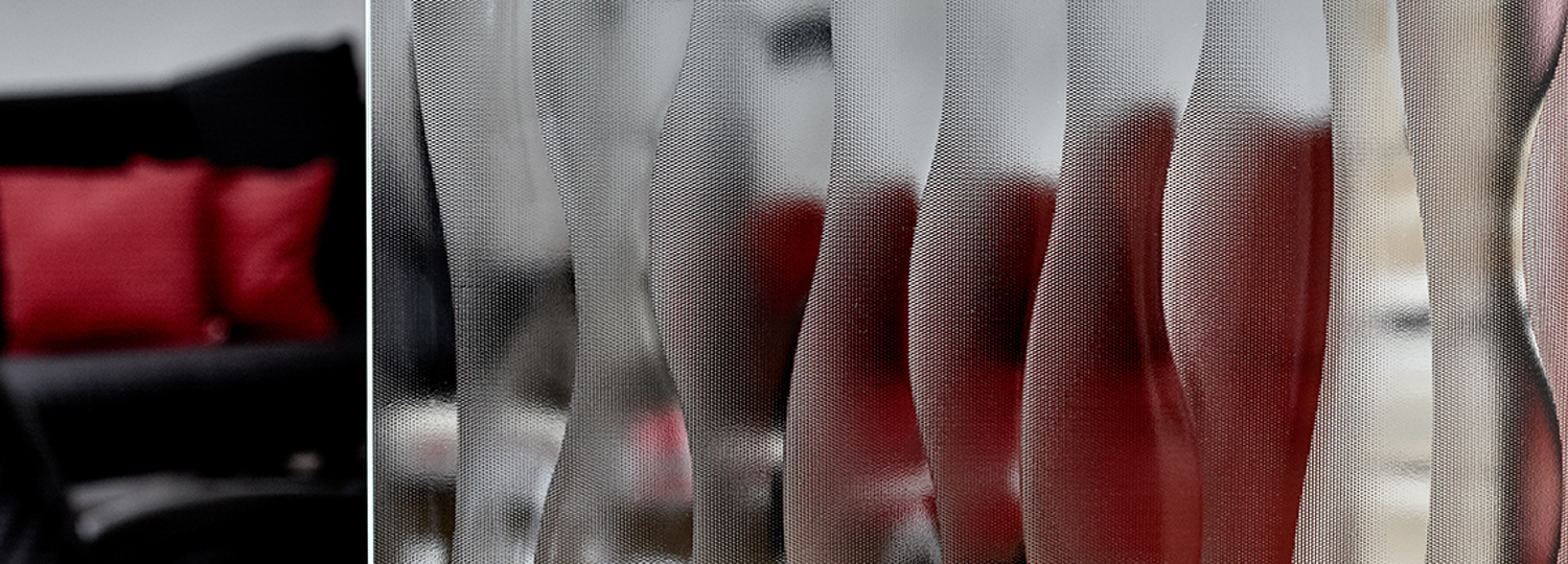 Wellenförmig, fließend und rhythmisch strukturiert