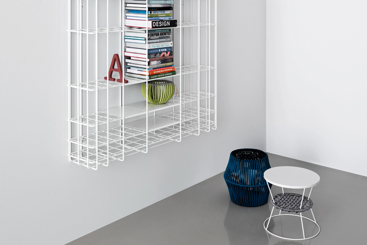 Buchregal mit Durchblick