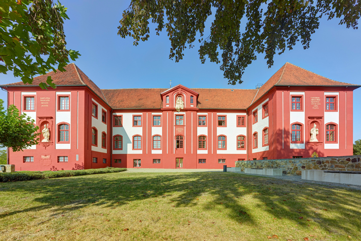 Das Konventgebäude des Klosters: Die Fassade erhielt einen dreischichtigen Auftrag einer roten, hoch wetterbeständigen Silikonharzfarbe. 
Foto: Fotodesign Andreas Braun für Caparol Farben Lacke Bautenschutz