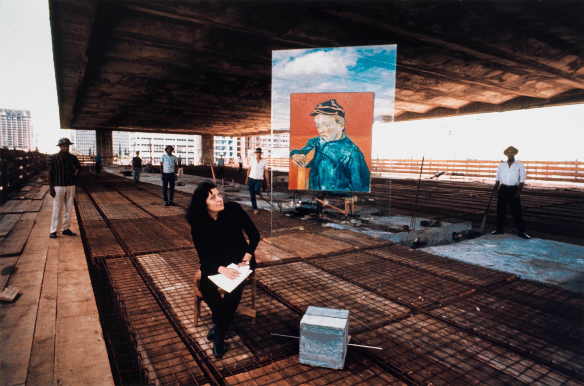 https://detail-cdn.s3.eu-central-1.amazonaws.com/media/catalog/product/S/e/See-You-in-Venice-07a_Portrait_Lina_Bo_Bardi_and_glass_easel_with_a_Van_Gogh_at_MASP_construction_site_courtesy_Instituto_Bardi.jpg?width=437&height=582&store=de_en&image-type=image