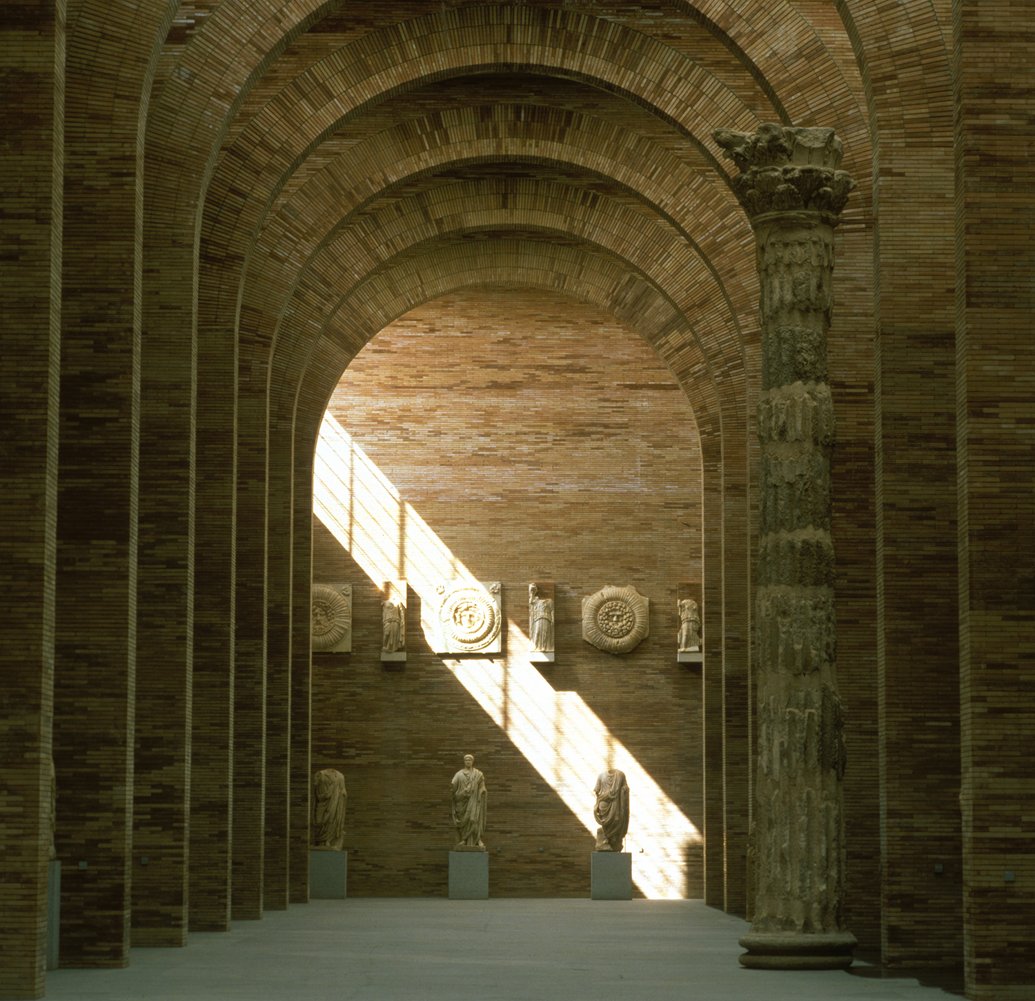 https://detail-cdn.s3.eu-central-1.amazonaws.com/media/catalog/product/S/e/See-You-in-Venice-12_Moneo_Museum_of_Roman_Art_Me__rida_1986__Photo_Luis_Casals_.jpg?width=437&height=582&store=de_de&image-type=image