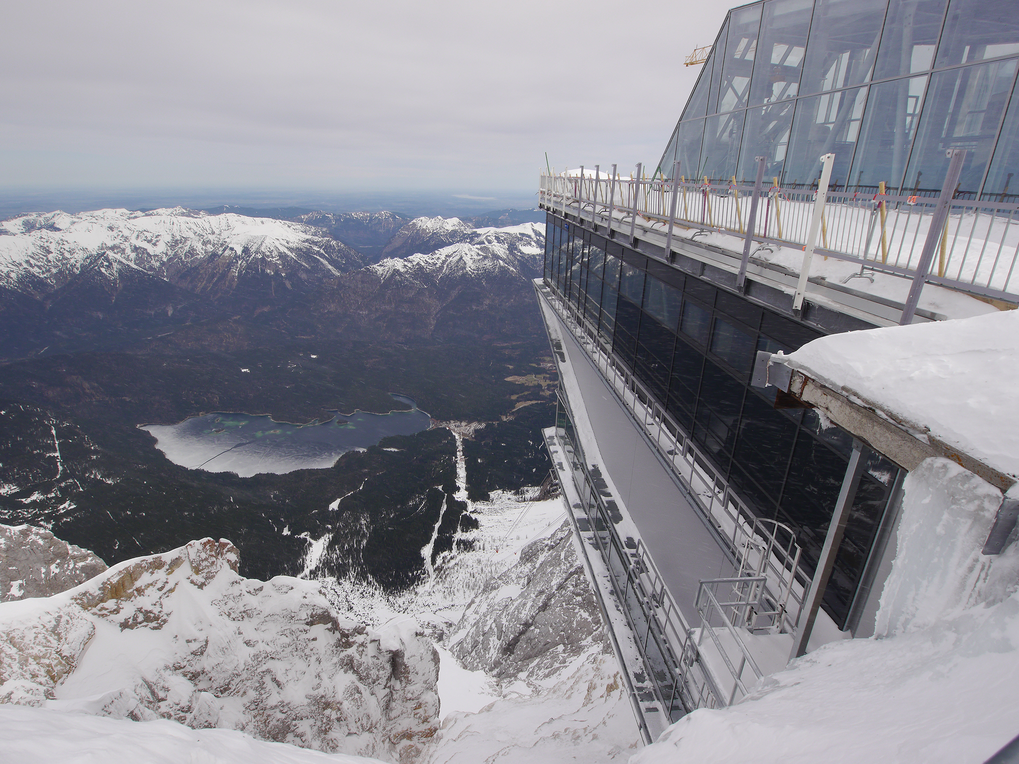 https://detail-cdn.s3.eu-central-1.amazonaws.com/media/catalog/product/S/e/Seilbahn-Zugspitze-Gipfelrestaurant-9.jpg?width=437&height=582&store=de_de&image-type=image