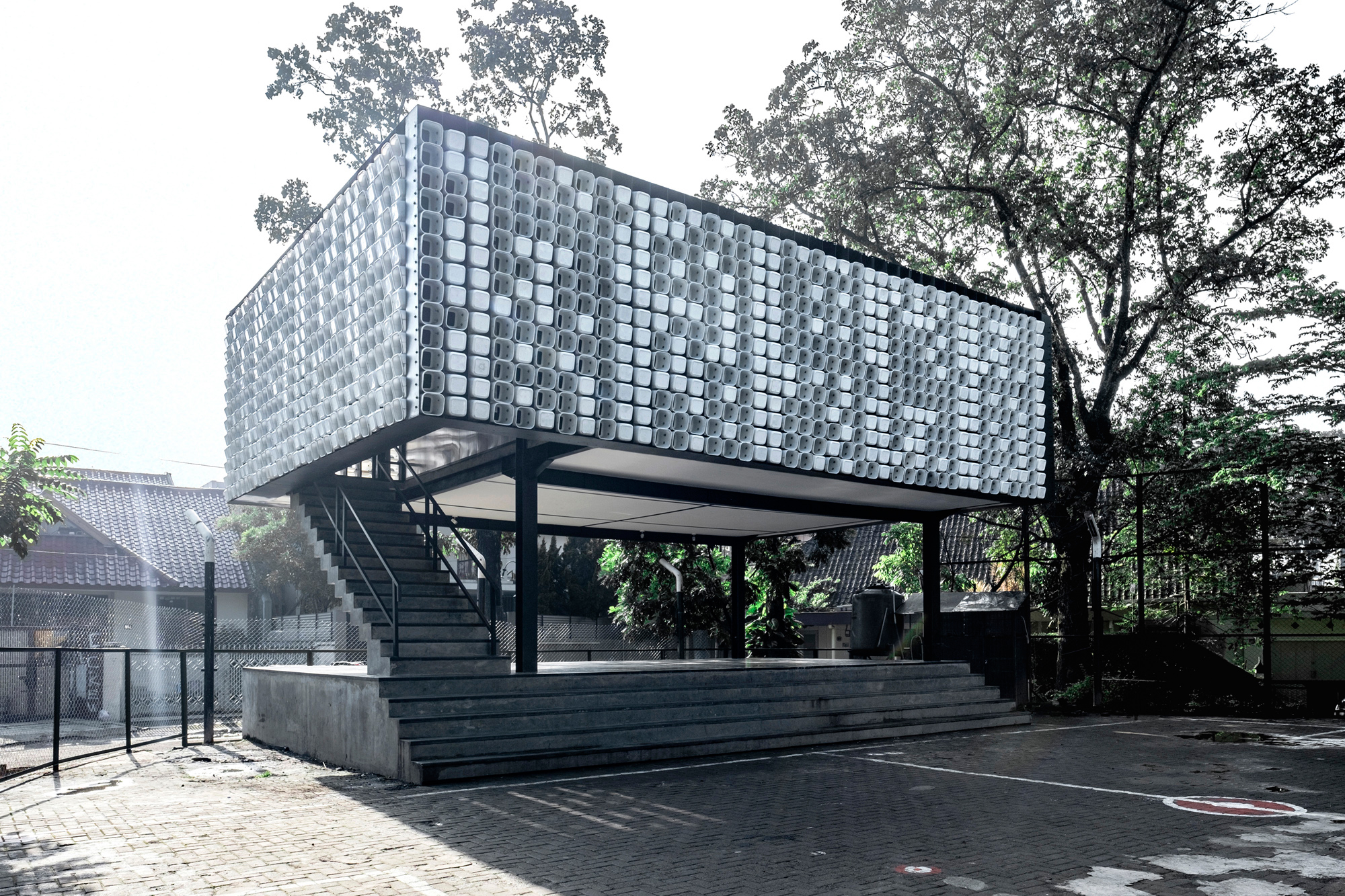 https://detail-cdn.s3.eu-central-1.amazonaws.com/media/catalog/product/S/h/ShauArchitects-Microlibrary-Bandung-SanrokStudio-002.jpg?width=437&height=582&store=de_de&image-type=image