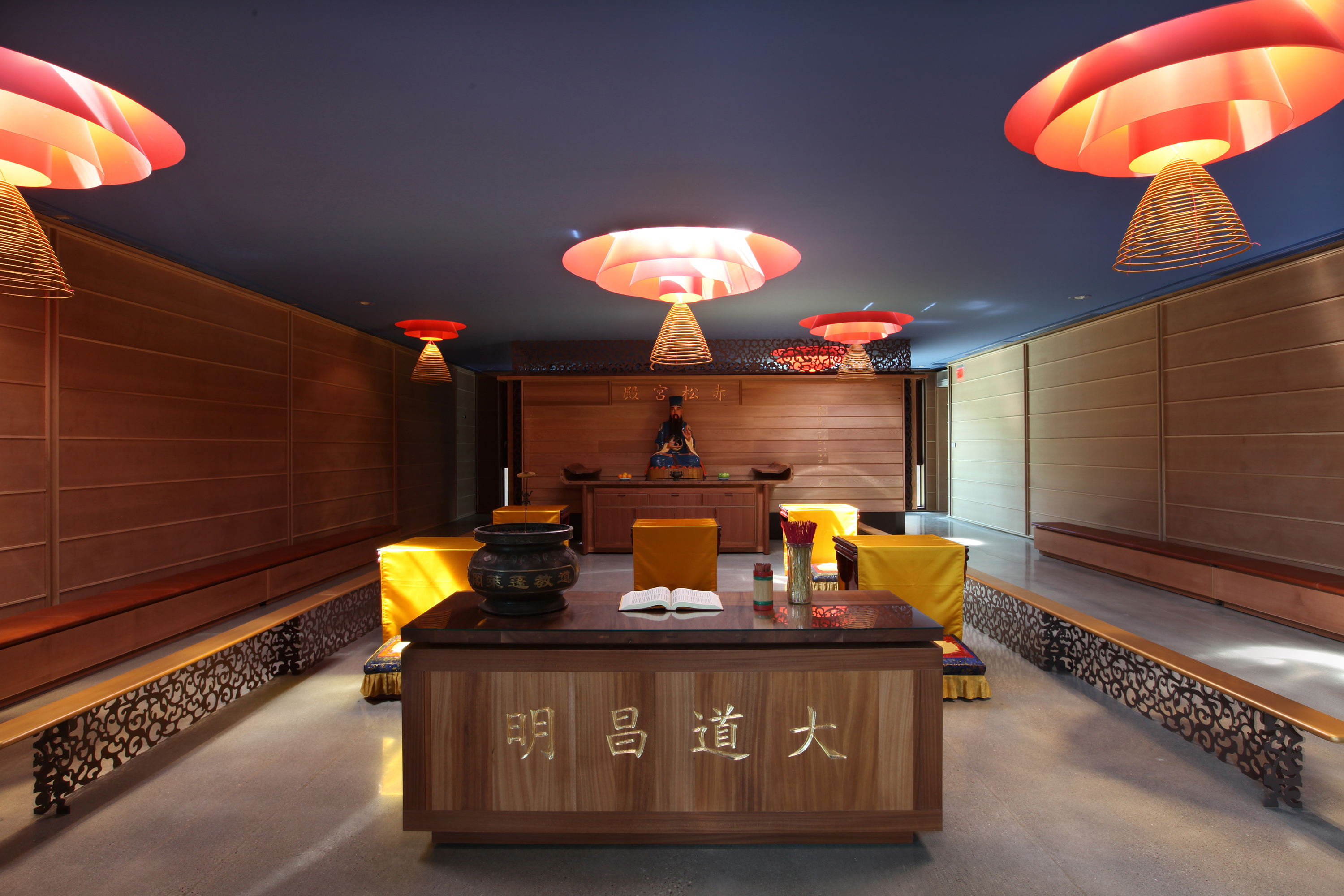 https://detail-cdn.s3.eu-central-1.amazonaws.com/media/catalog/product/S/h/Shim-Sutcliffe-Architects-Wong-Dai-Sin-Temple-07-James-Dow.JPG?width=437&height=582&store=de_de&image-type=image