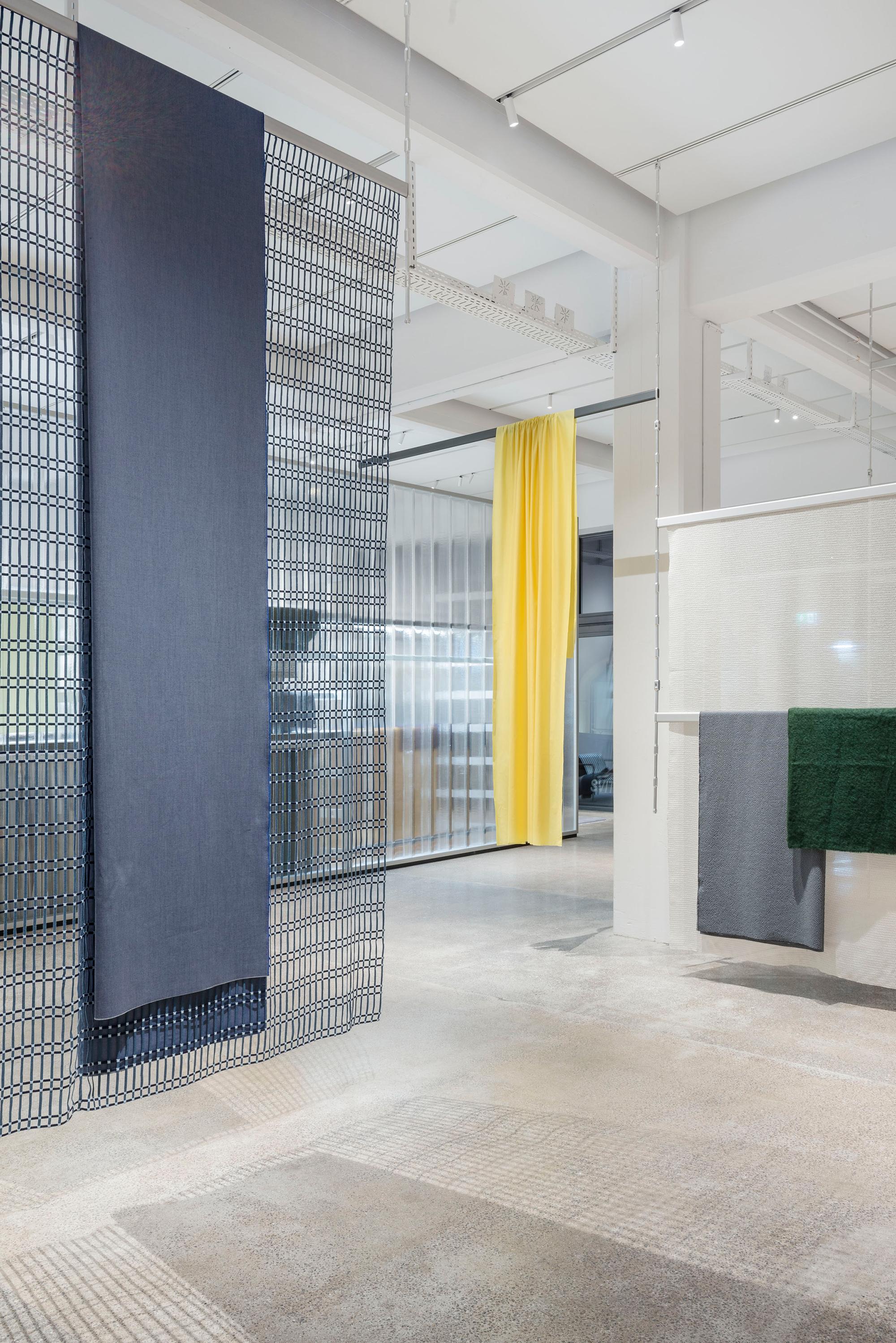 https://detail-cdn.s3.eu-central-1.amazonaws.com/media/catalog/product/S/t/StudioBouroullec-kvadrat-showroom-MichelGiesbrecht-05_1.jpg?width=437&height=582&store=de_en&image-type=image