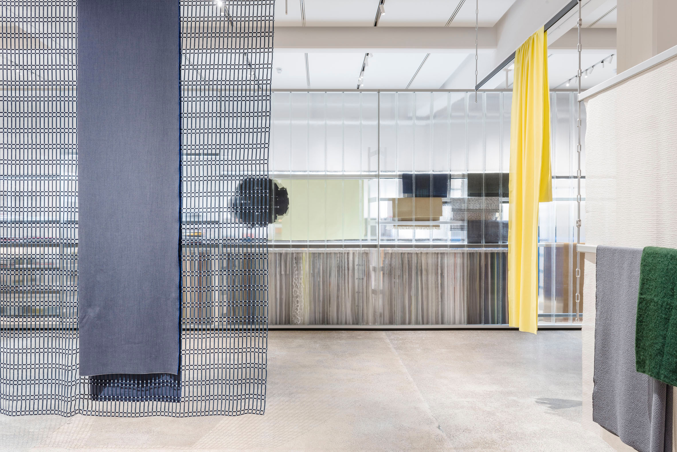 https://detail-cdn.s3.eu-central-1.amazonaws.com/media/catalog/product/S/t/StudioBouroullec-kvadrat-showroom-MichelGiesbrecht-06.jpg?width=437&height=582&store=de_de&image-type=image