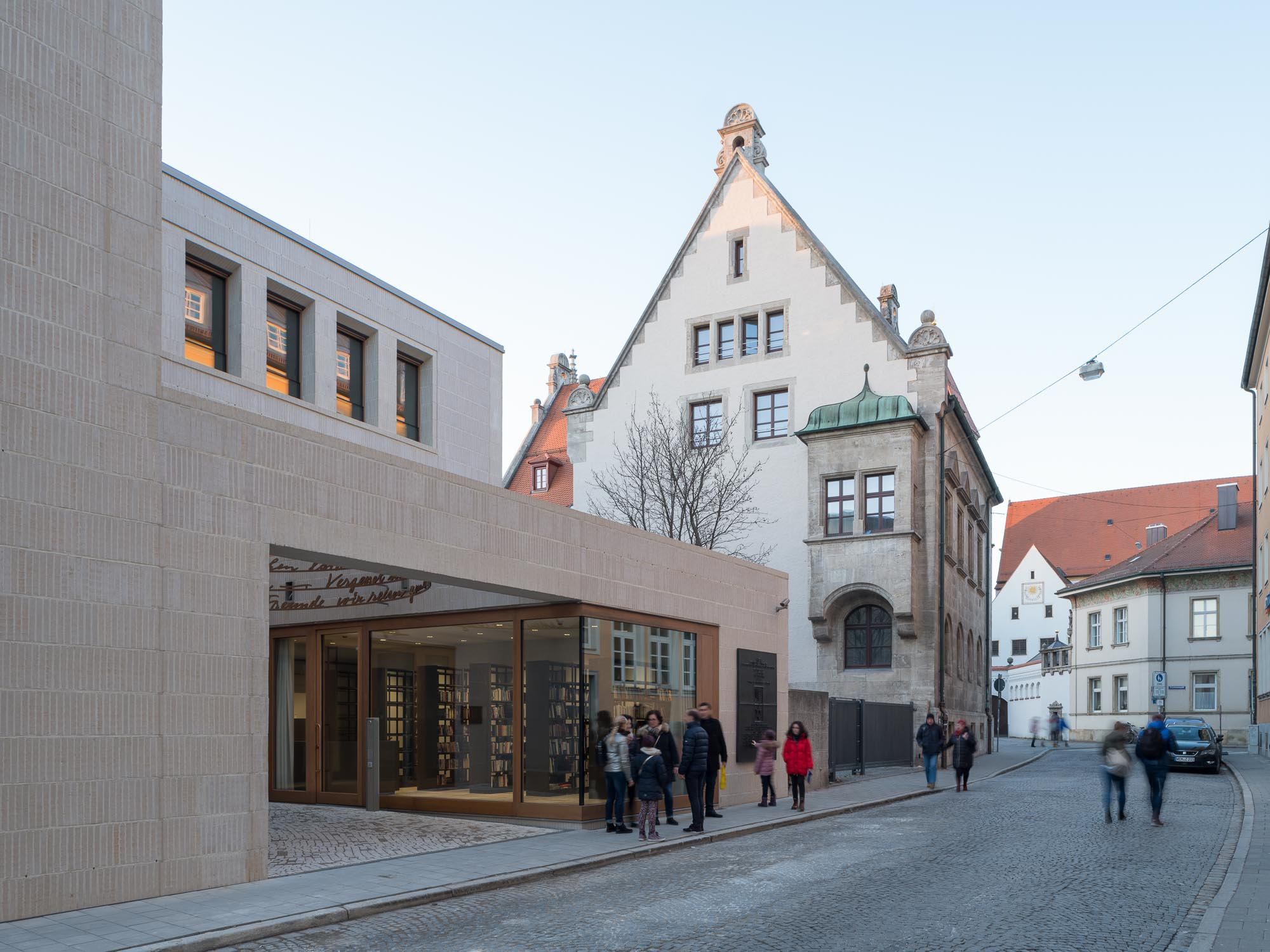 https://detail-cdn.s3.eu-central-1.amazonaws.com/media/catalog/product/S/y/Synagoge-Regensburg-Staab-Architekten-erg-2.jpg?width=437&height=582&store=de_de&image-type=image