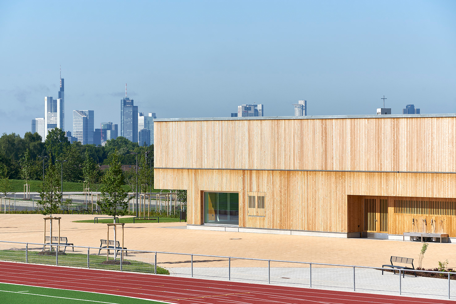 https://detail-cdn.s3.eu-central-1.amazonaws.com/media/catalog/product/T/-/T-735-Turkali_Architekten-Sportpark_Frankfurt-Preungesheim-Christian_Eblenkamp_Kopie.jpg?width=437&height=582&store=de_en&image-type=image
