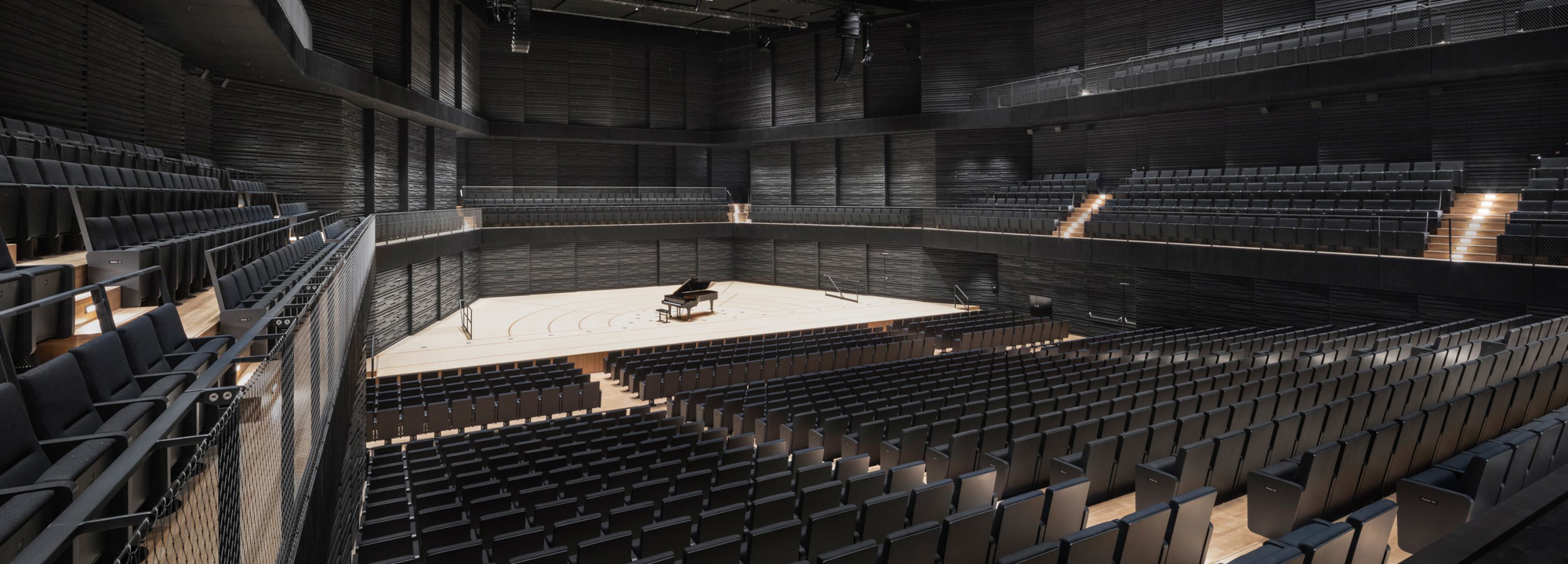 https://detail-cdn.s3.eu-central-1.amazonaws.com/media/catalog/product/T/1/T1500-Isarphilharmonie-in-Muenchen-gmp-Architekten_2.jpg?width=437&height=582&store=de_en&image-type=image