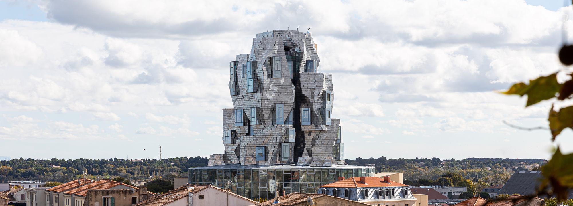 https://detail-cdn.s3.eu-central-1.amazonaws.com/media/catalog/product/T/1/T1500-Kulturstiftung-Luma-Gehry_1.jpg?width=437&height=582&store=de_de&image-type=image