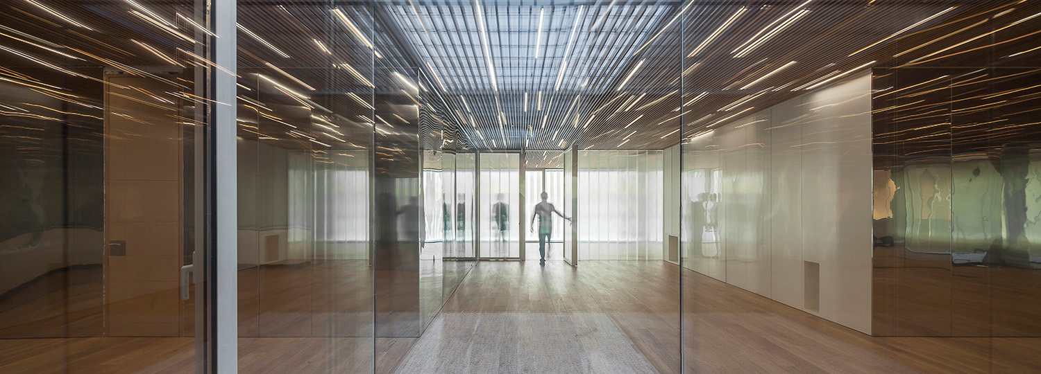 Airy in look: Offices by Estudio Entresitio for a medical professional association