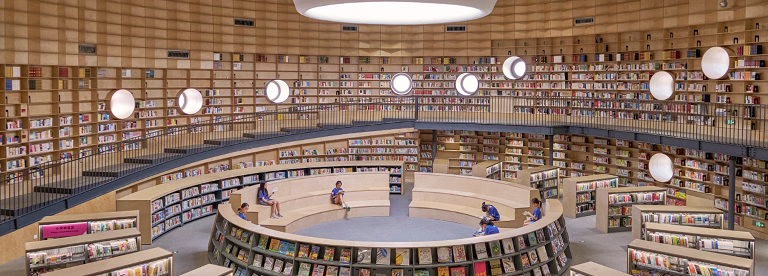 https://detail-cdn.s3.eu-central-1.amazonaws.com/media/catalog/product/T/1/T1500-Schulbibliothek-mit-Theater-bei-Shanghai-OPEN-Architecture-Jonathan-eijonhufvud_1.jpg?width=437&height=582&store=de_en&image-type=image