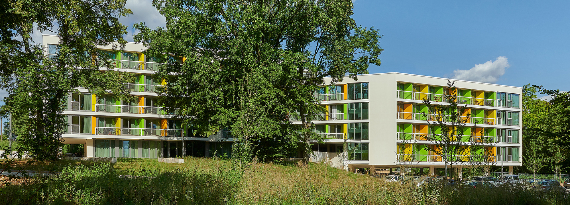 https://detail-cdn.s3.eu-central-1.amazonaws.com/media/catalog/product/T/1/T1500-Studentenwohnheim-in-Regensburg-Behnisch-Architekten-David-Matthiessen.jpg?width=437&height=582&store=de_en&image-type=image