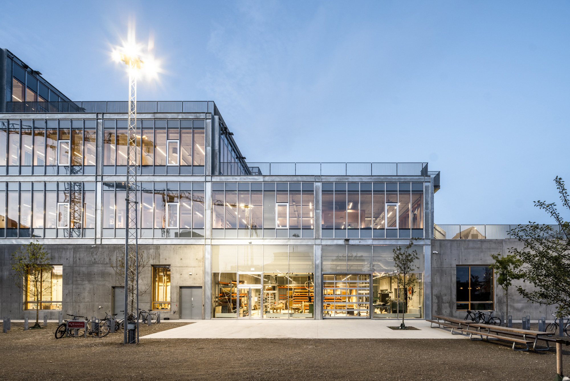 https://detail-cdn.s3.eu-central-1.amazonaws.com/media/catalog/product/T/7/T735-Architekturhochschule-Aarhus-Adept.jpg?width=437&height=582&store=de_en&image-type=image