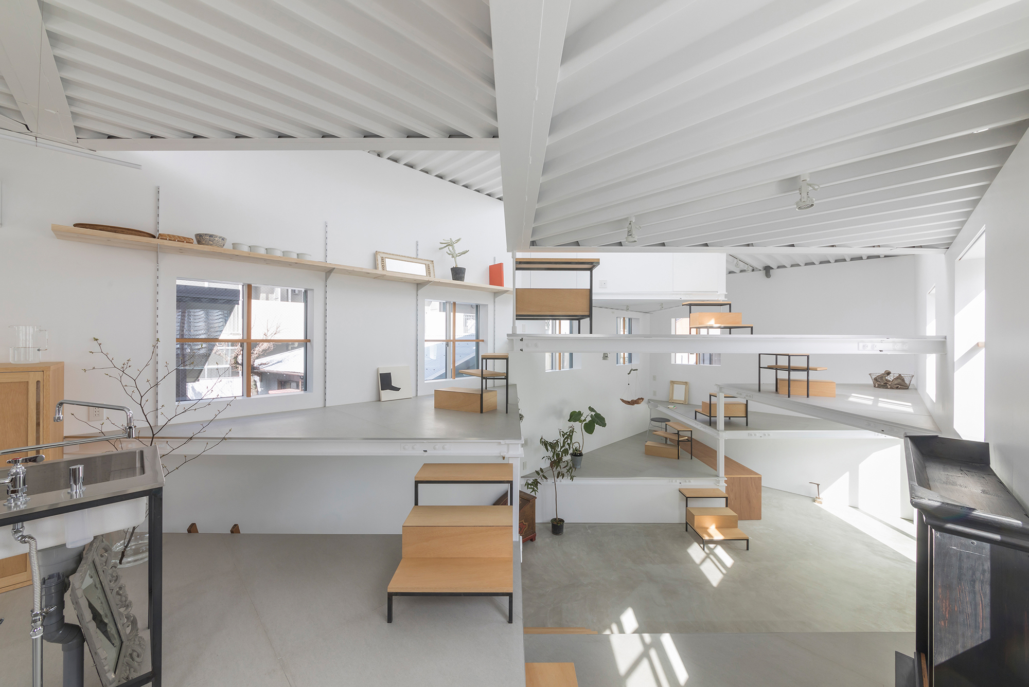 https://detail-cdn.s3.eu-central-1.amazonaws.com/media/catalog/product/T/7/T735-House-in-Miyamotocho-Tato-Architects-Shinkenchiku-sha_Kopie.jpg?width=437&height=582&store=de_de&image-type=image