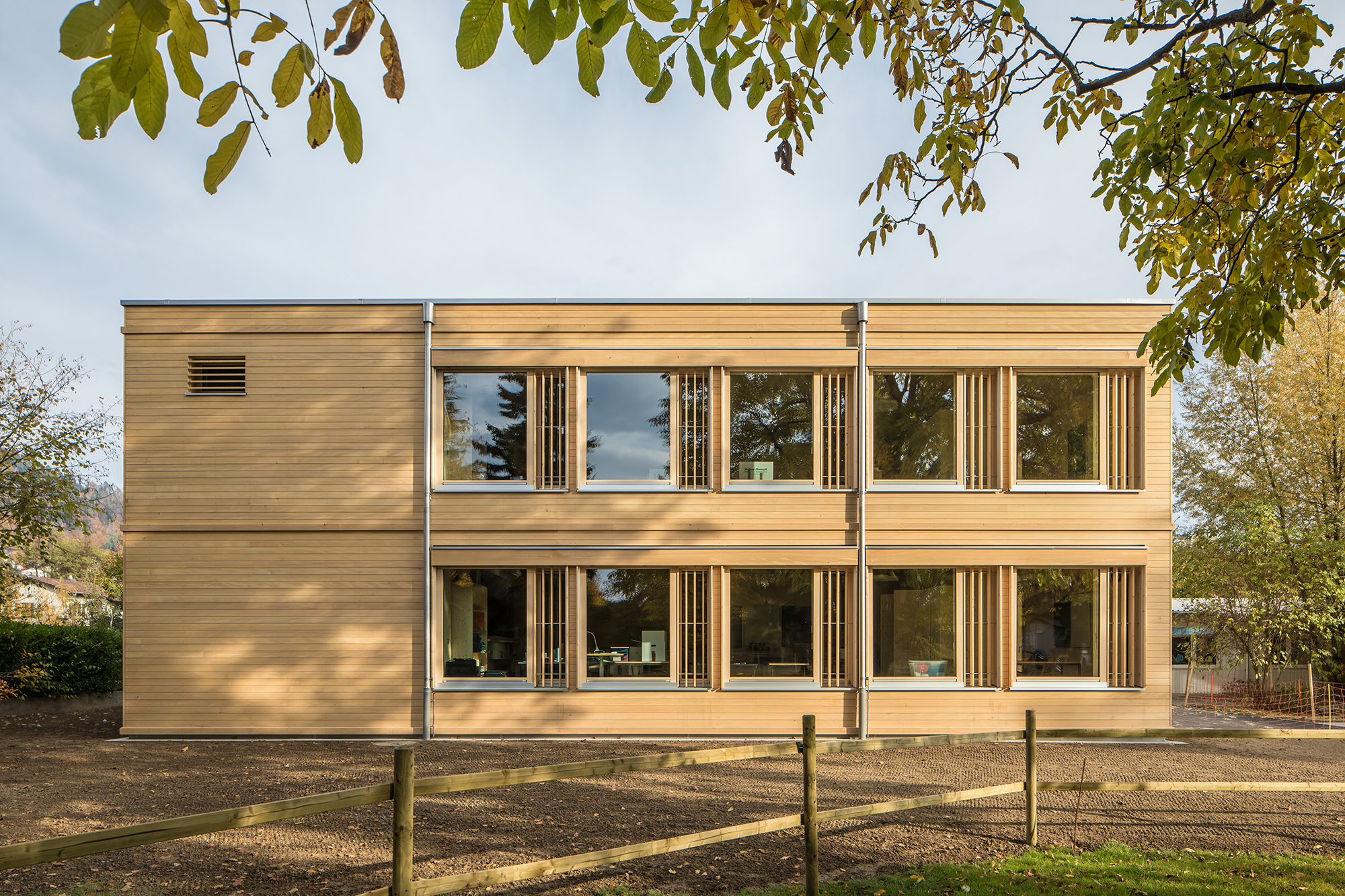 https://detail-cdn.s3.eu-central-1.amazonaws.com/media/catalog/product/T/7/T735-Neubau-Primarschule-Seefeld-Lanzrein-Partner-Architekten-Roland-Trachsel_Kopie_1.jpg?width=437&height=582&store=de_de&image-type=image