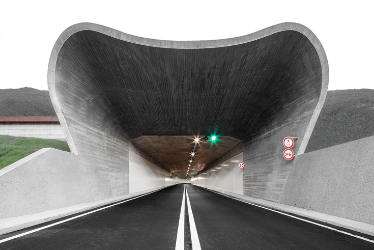 https://detail-cdn.s3.eu-central-1.amazonaws.com/media/catalog/product/T/7/T735_MoDusArchitects_Ring-Road_Central-Juncture-Tunnel_portal-out-of-Bressanone-city-center-_c_Gustav-Willeit.jpg?width=437&height=582&store=de_de&image-type=image