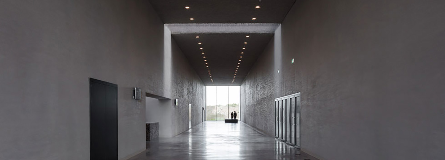 https://detail-cdn.s3.eu-central-1.amazonaws.com/media/catalog/product/T/e/Teaser-1500-Crematorium-Siesegem-KAAN-Architecten-Sebastian-van-Damme.jpg?width=437&height=582&store=de_en&image-type=image